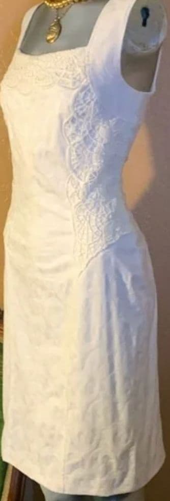 David Meister Dress White Sheath Style With Lace Appliqué Front. - Image 1