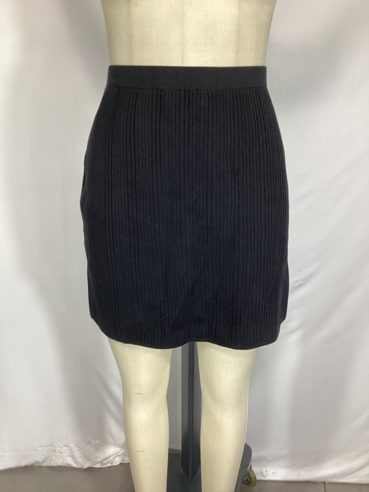 Short Rib Skirt In Black - Image 2