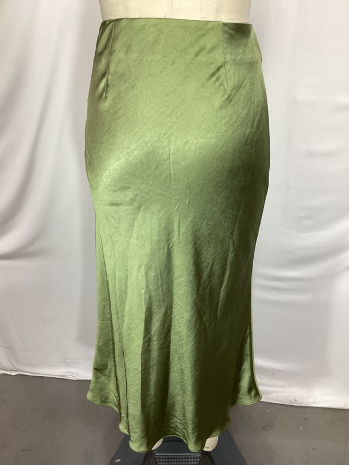 Gysele Midi Skirt In Sage - Image 3