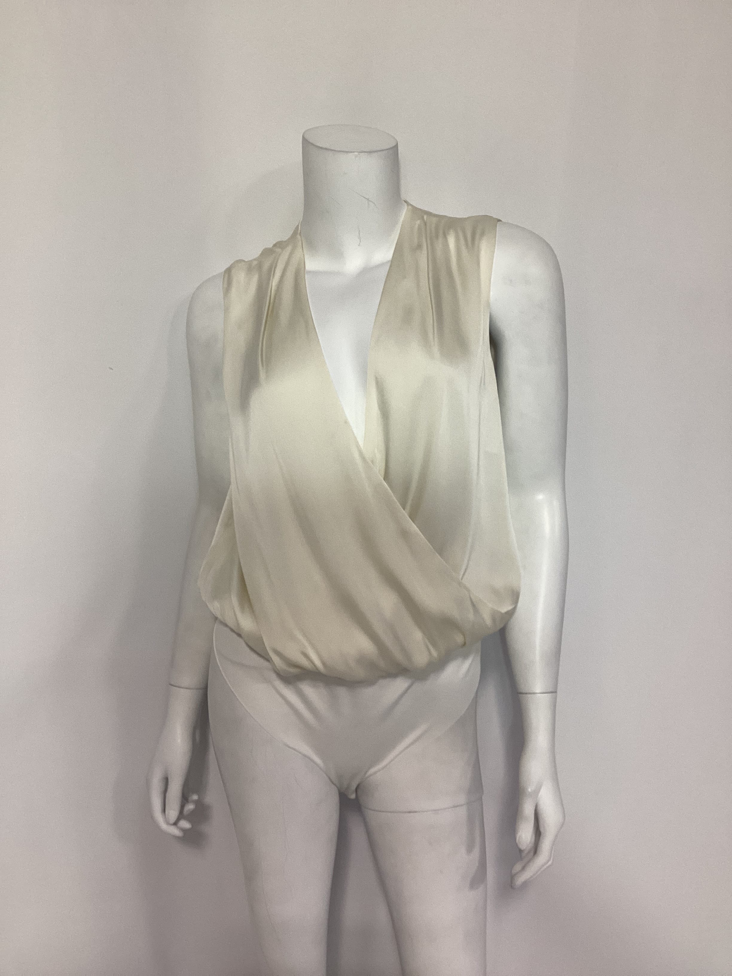 THE SLEEVELESS DATE BLOUSE - Image 3
