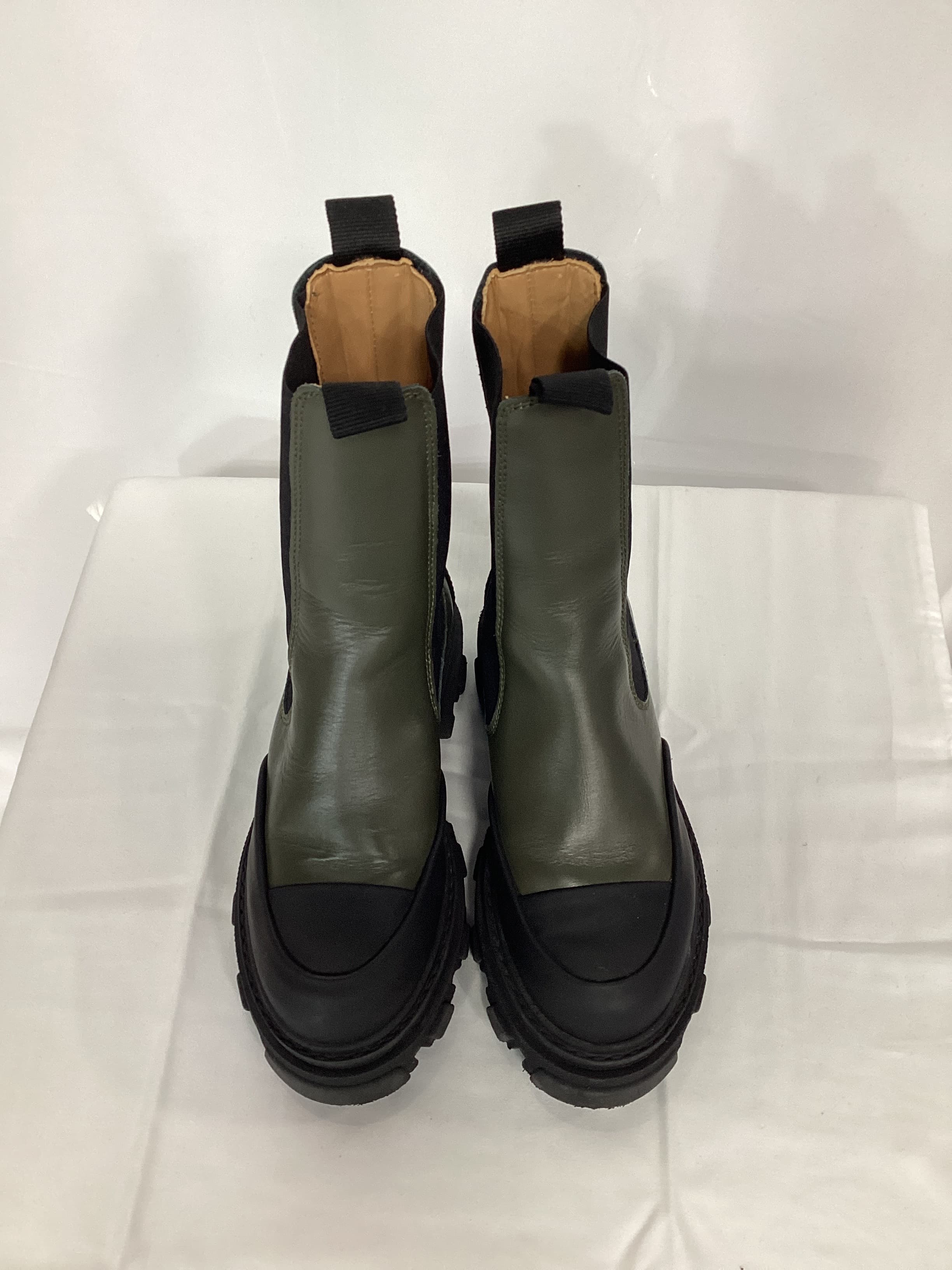 Mid Chelsea Boot In Kalamata - Image 2