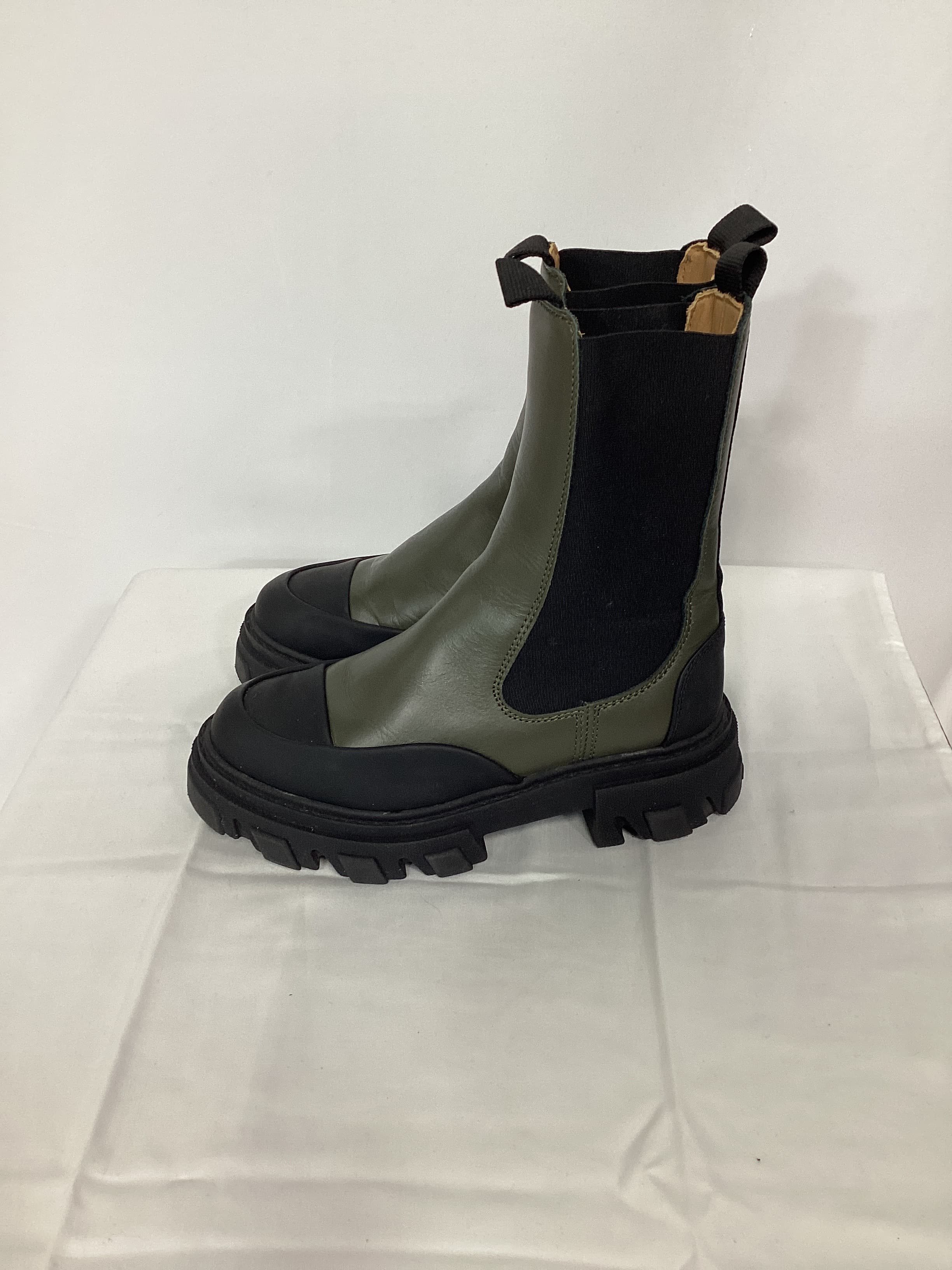 Mid Chelsea Boot In Kalamata - Image 3