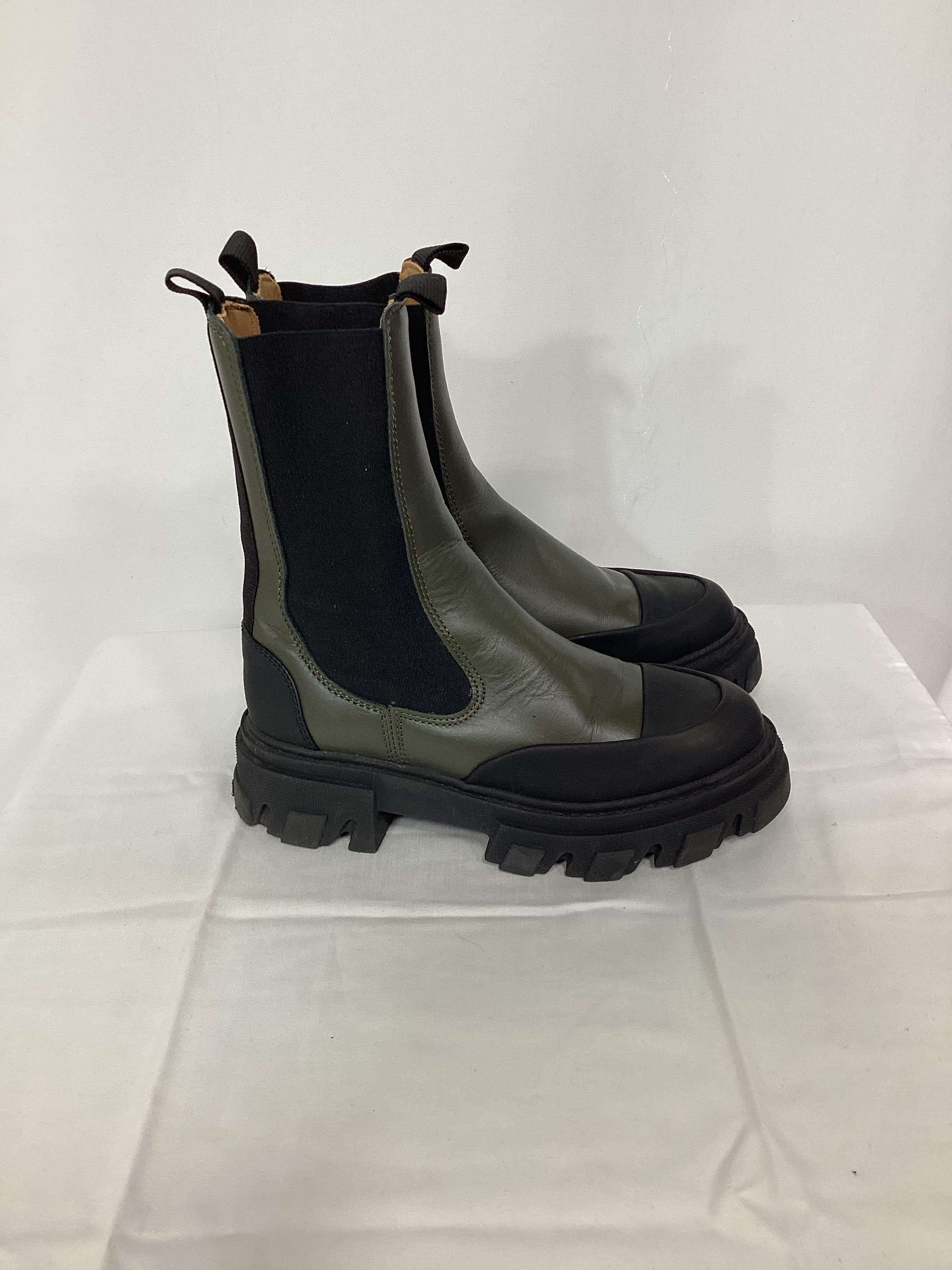 Mid Chelsea Boot In Kalamata - Image 4