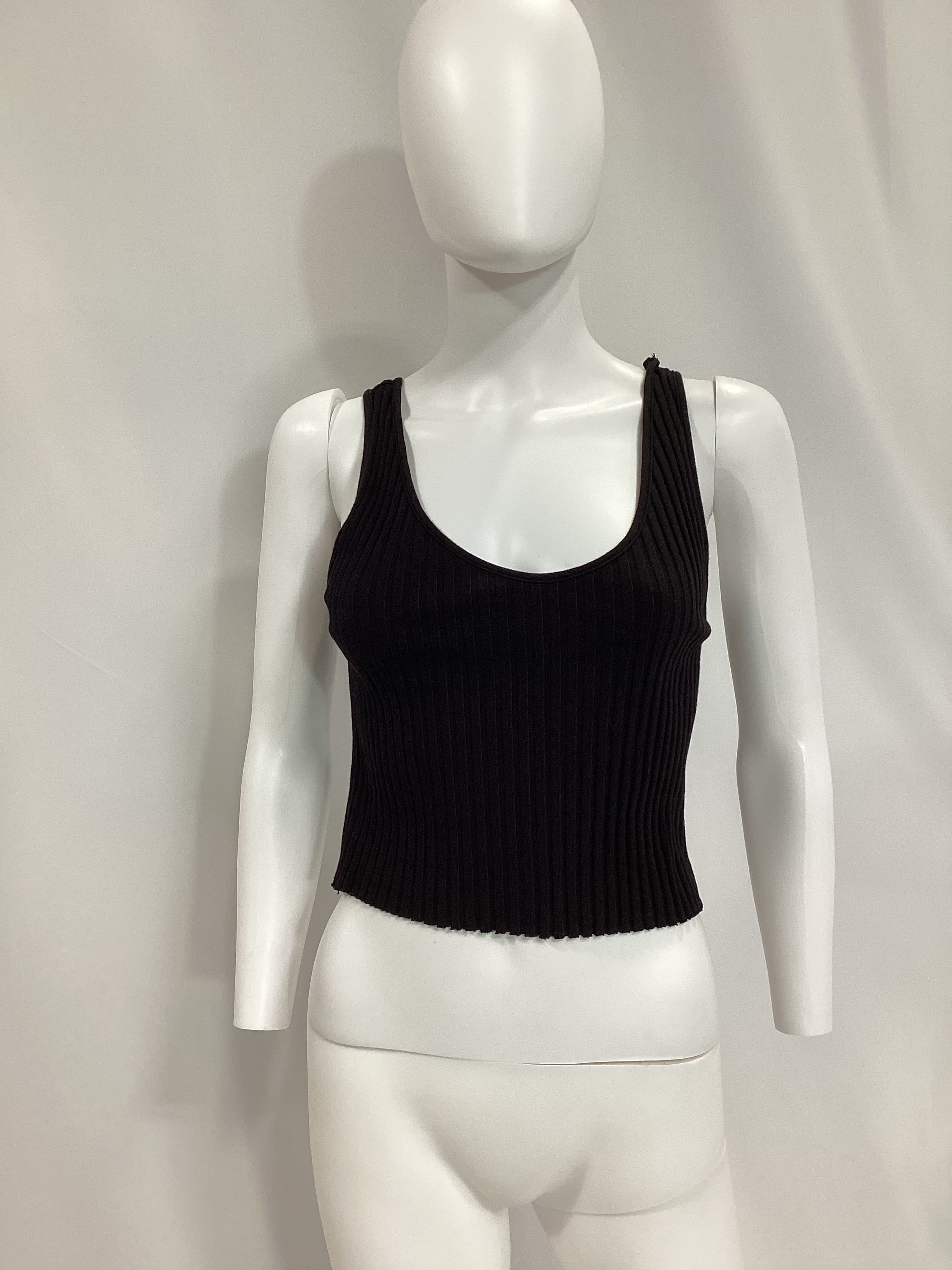Cropped Scoop Tank In Black - Image 2