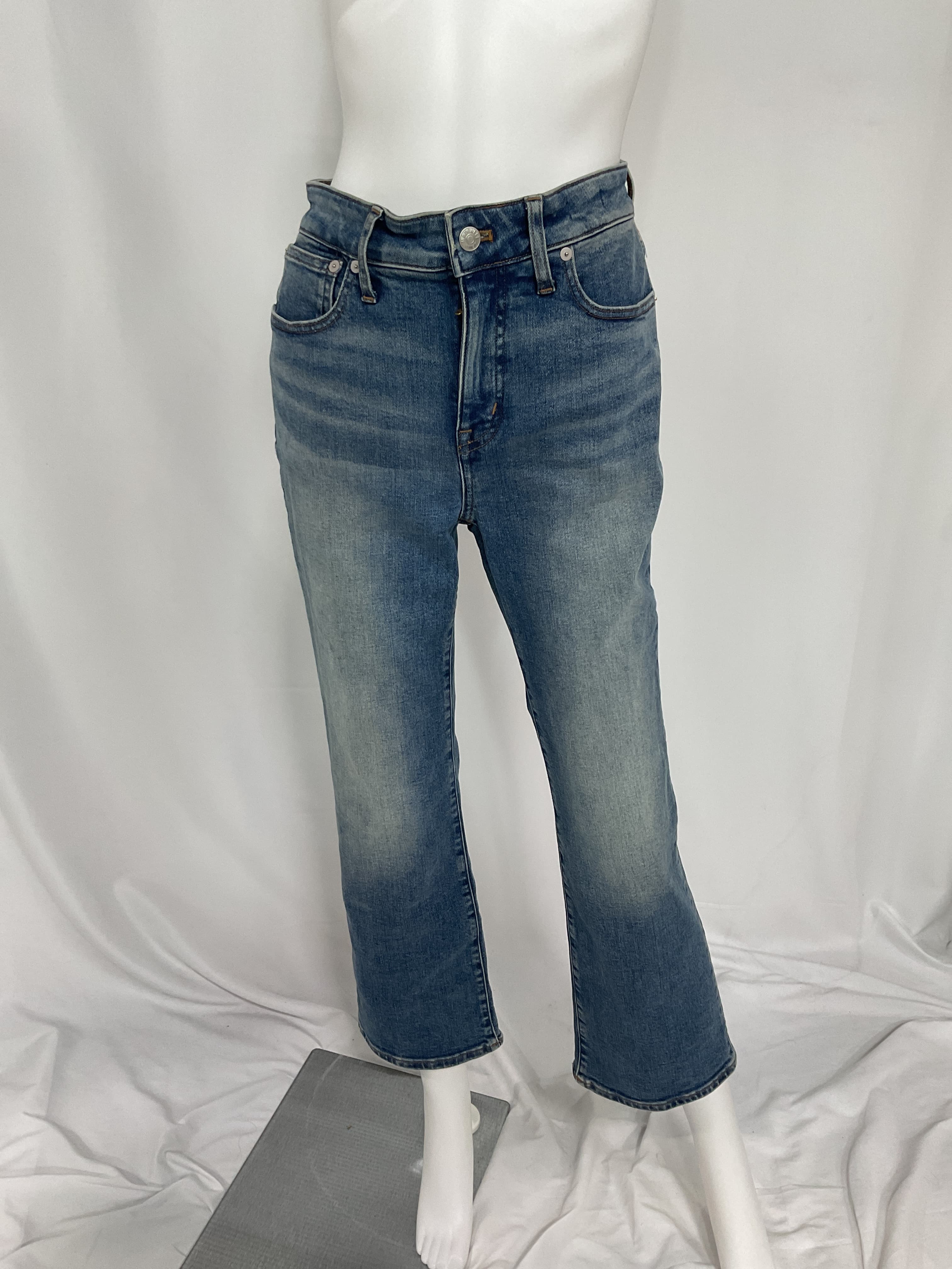 Curvy Kick Out Crop Jeans In Oneida Wash - Image 2