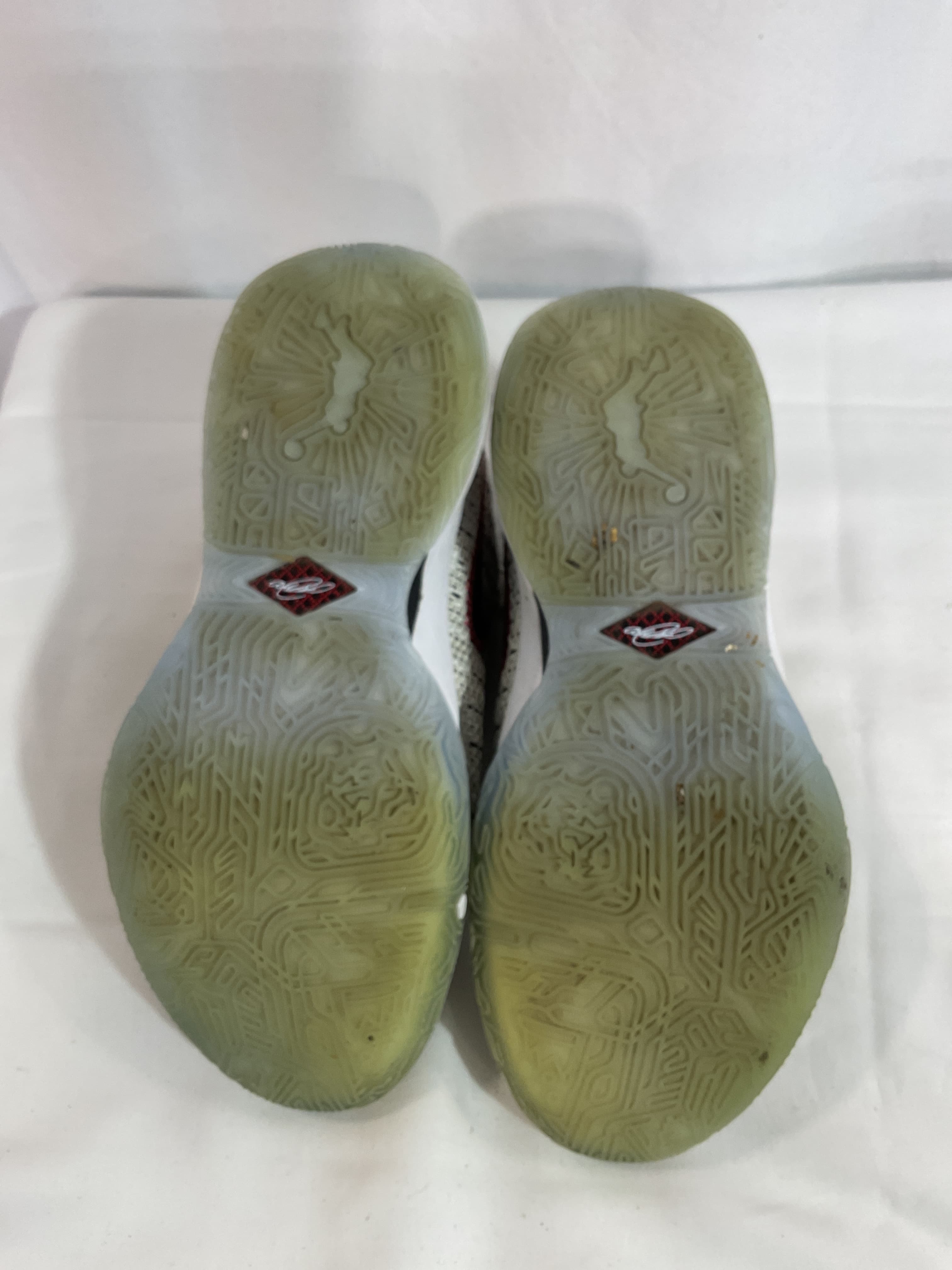 Lebron Xx Big Kids' Basketball Shoes - Image 2