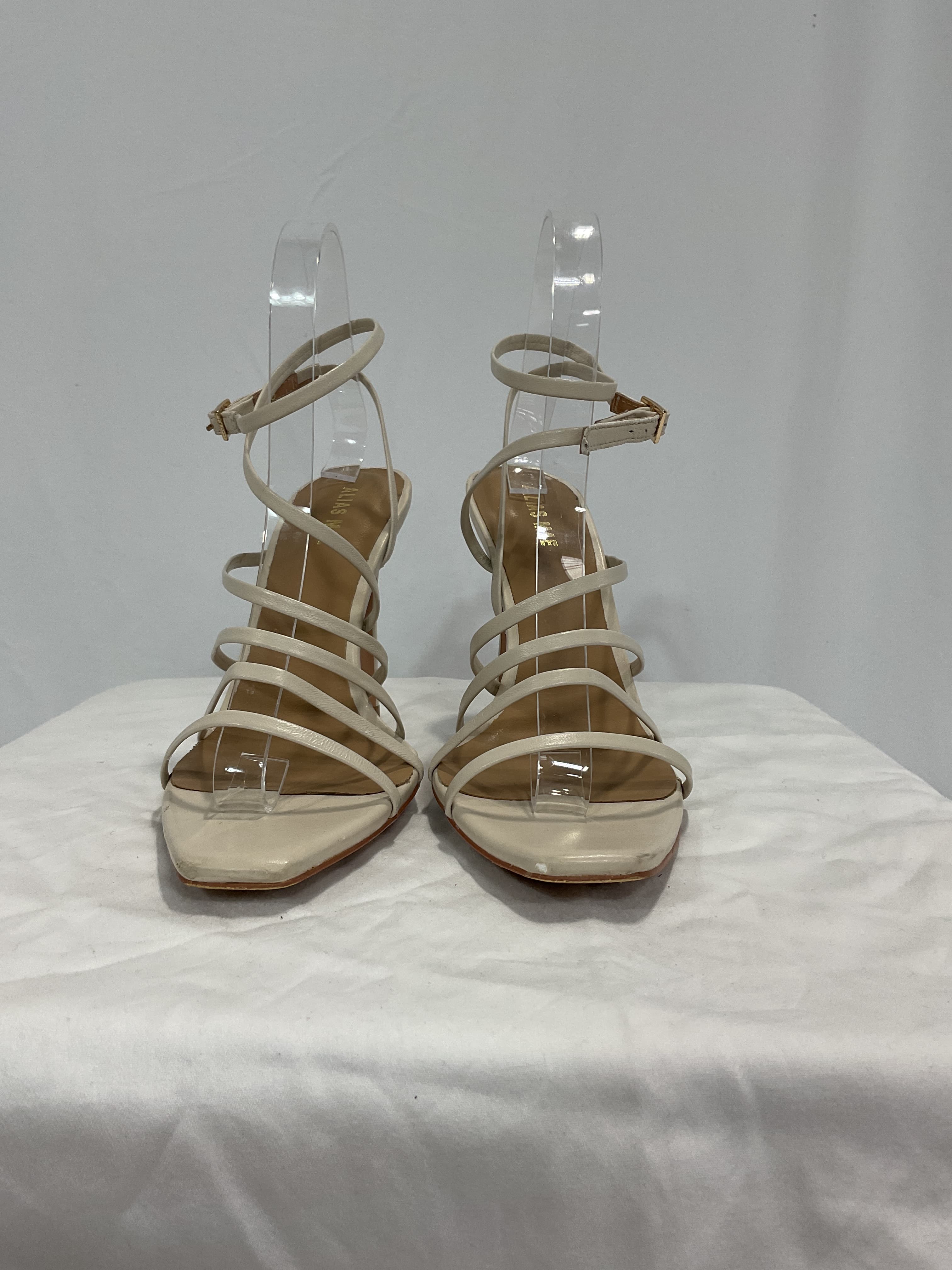 Isabelle Heel - Image 2