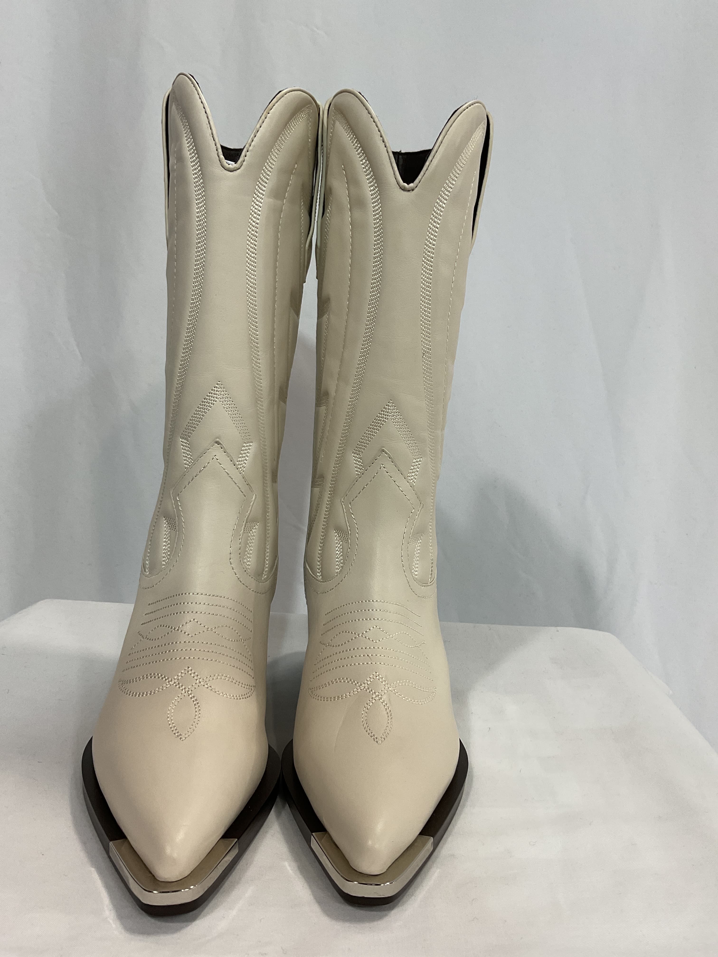 Nevery Boot In Off White - Image 2