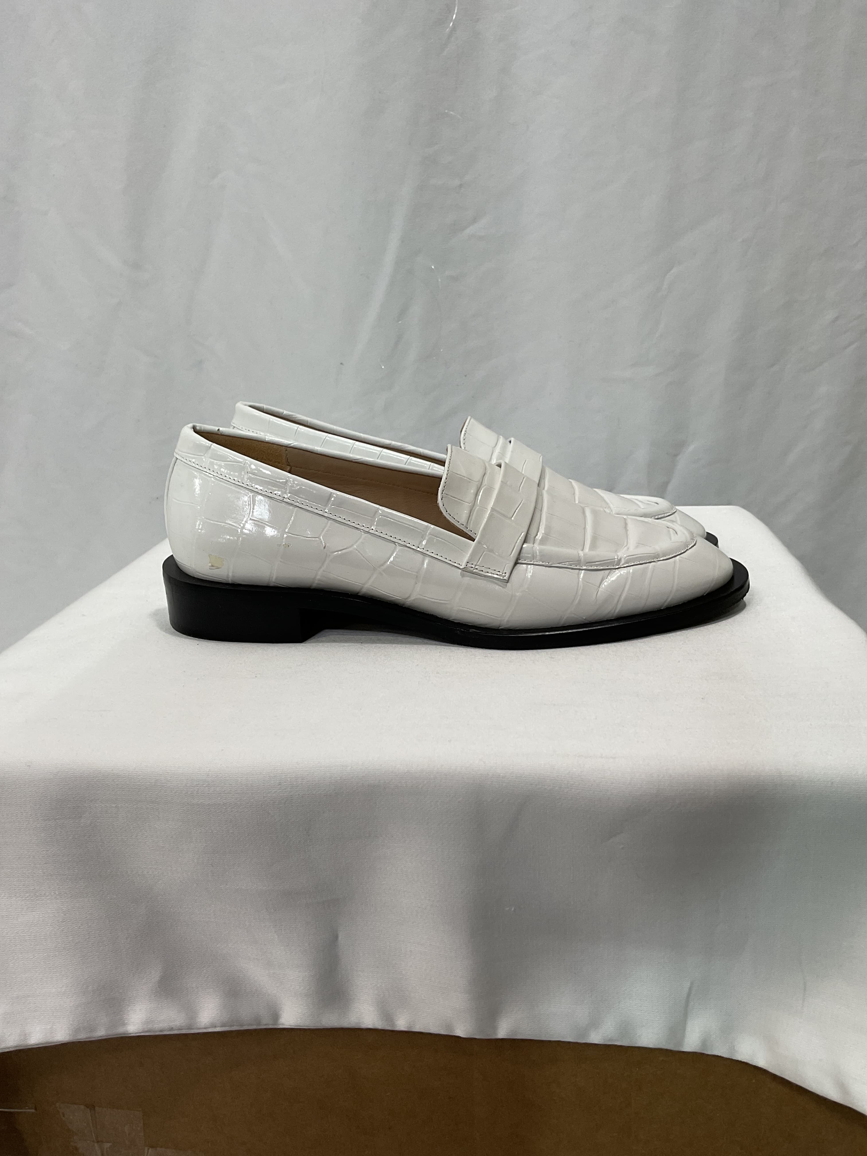 Palmer Sleek Croc-Embossed Leather - Image 2