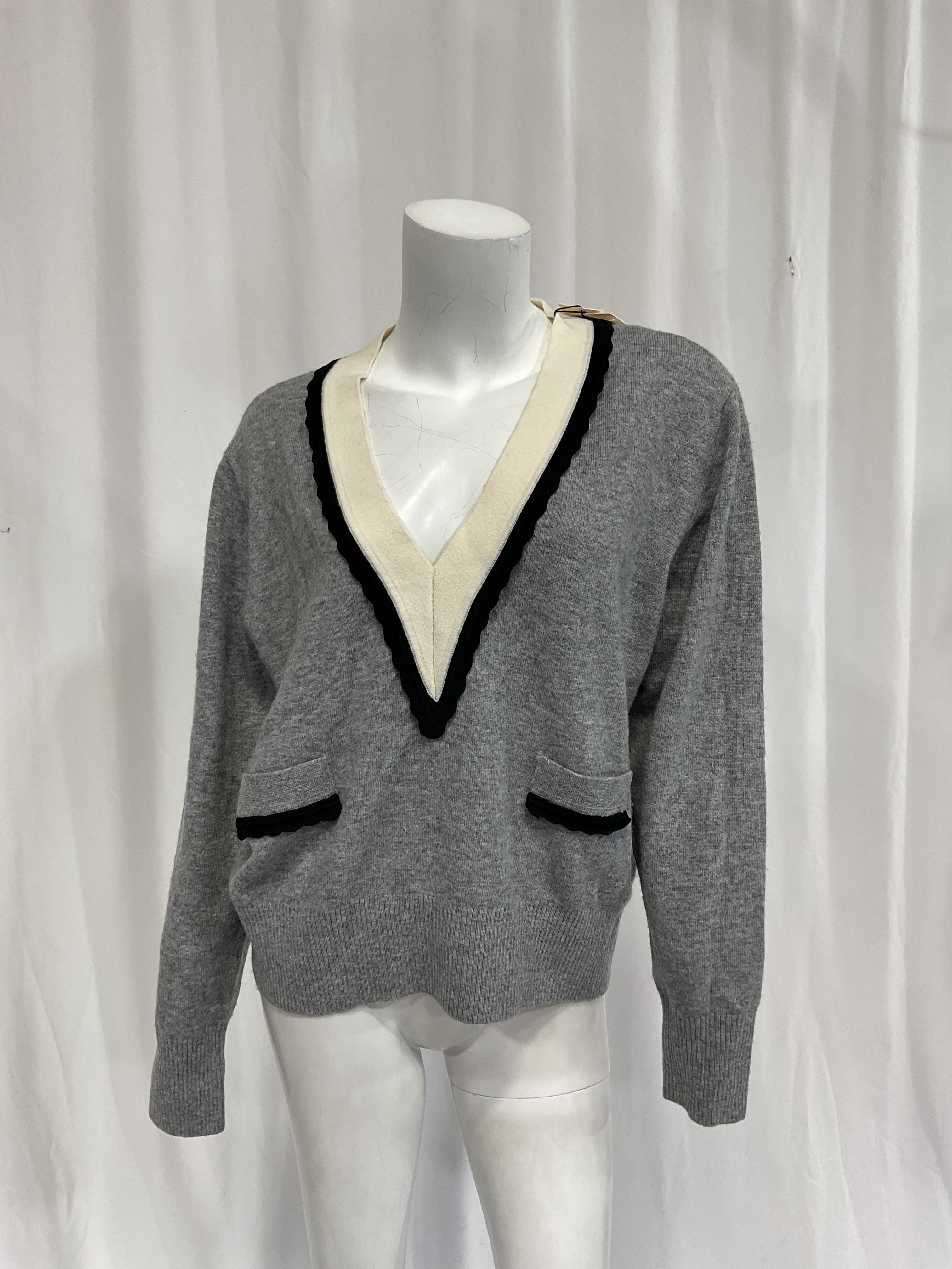Sweater With Contrasting Deep V-Neck - Image 4
