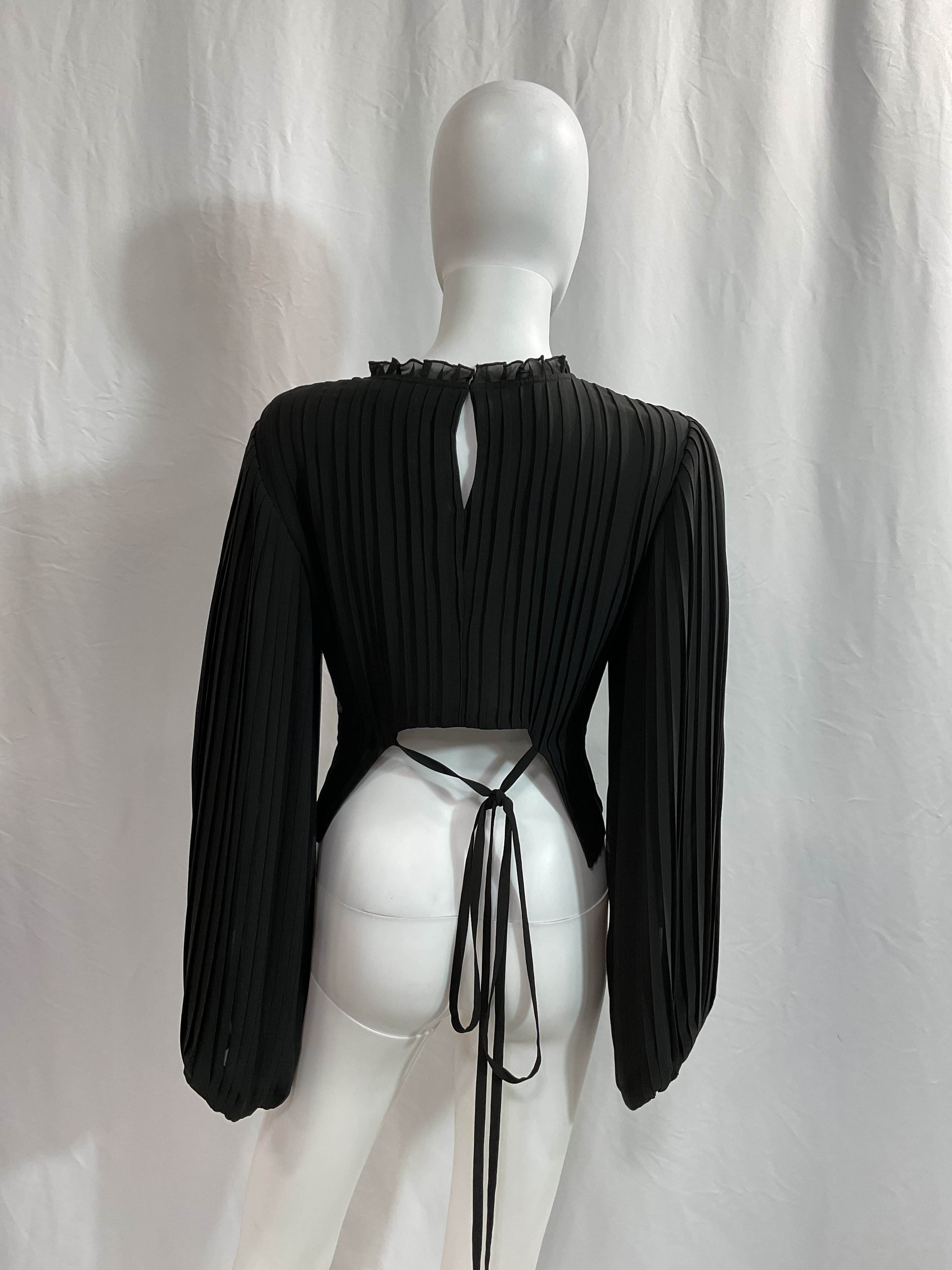 Waist Tie Cutout Top In Noir - Image 2