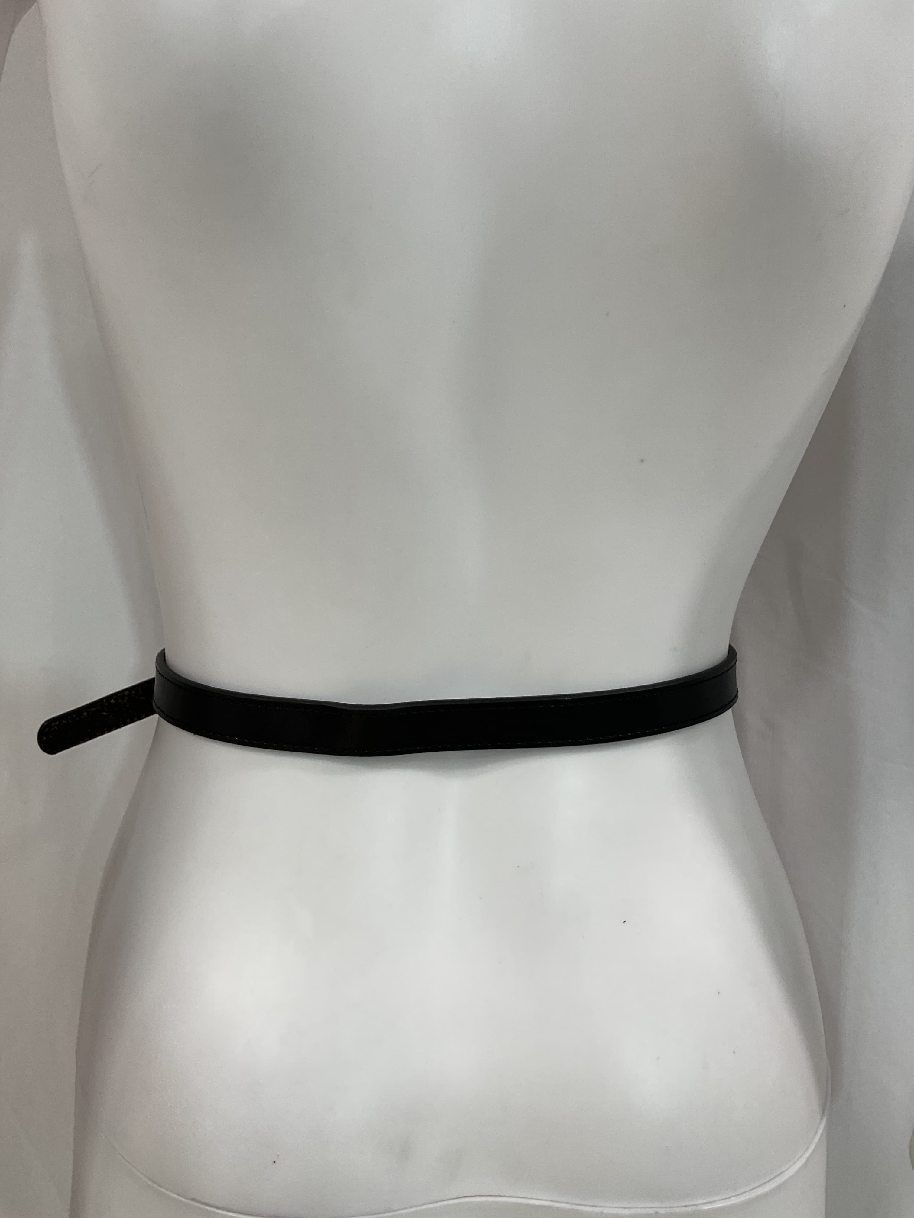 Petit Twist Buckle Belt In Noir - Image 3