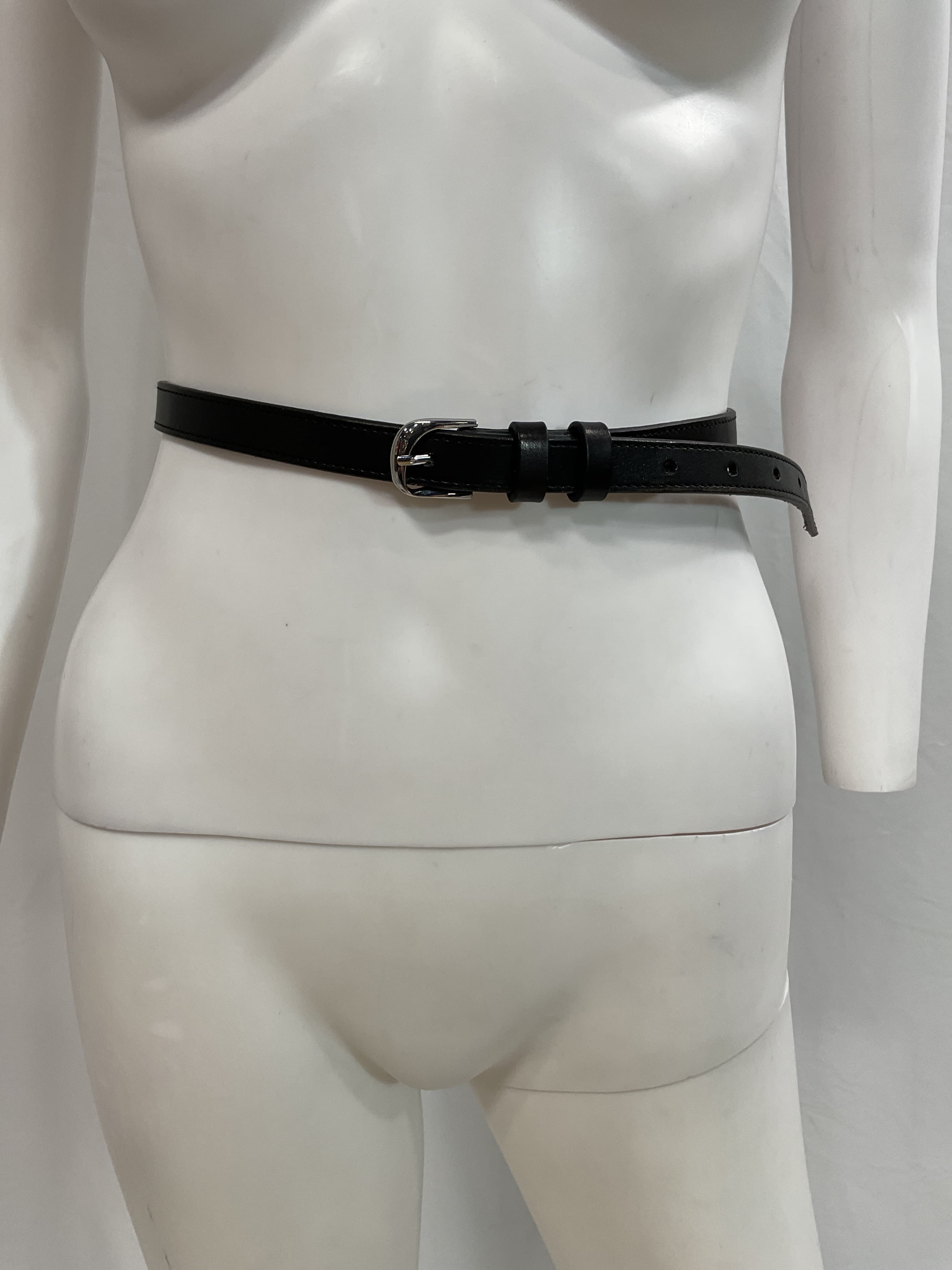 Petit Twist Buckle Belt In Noir - Image 4