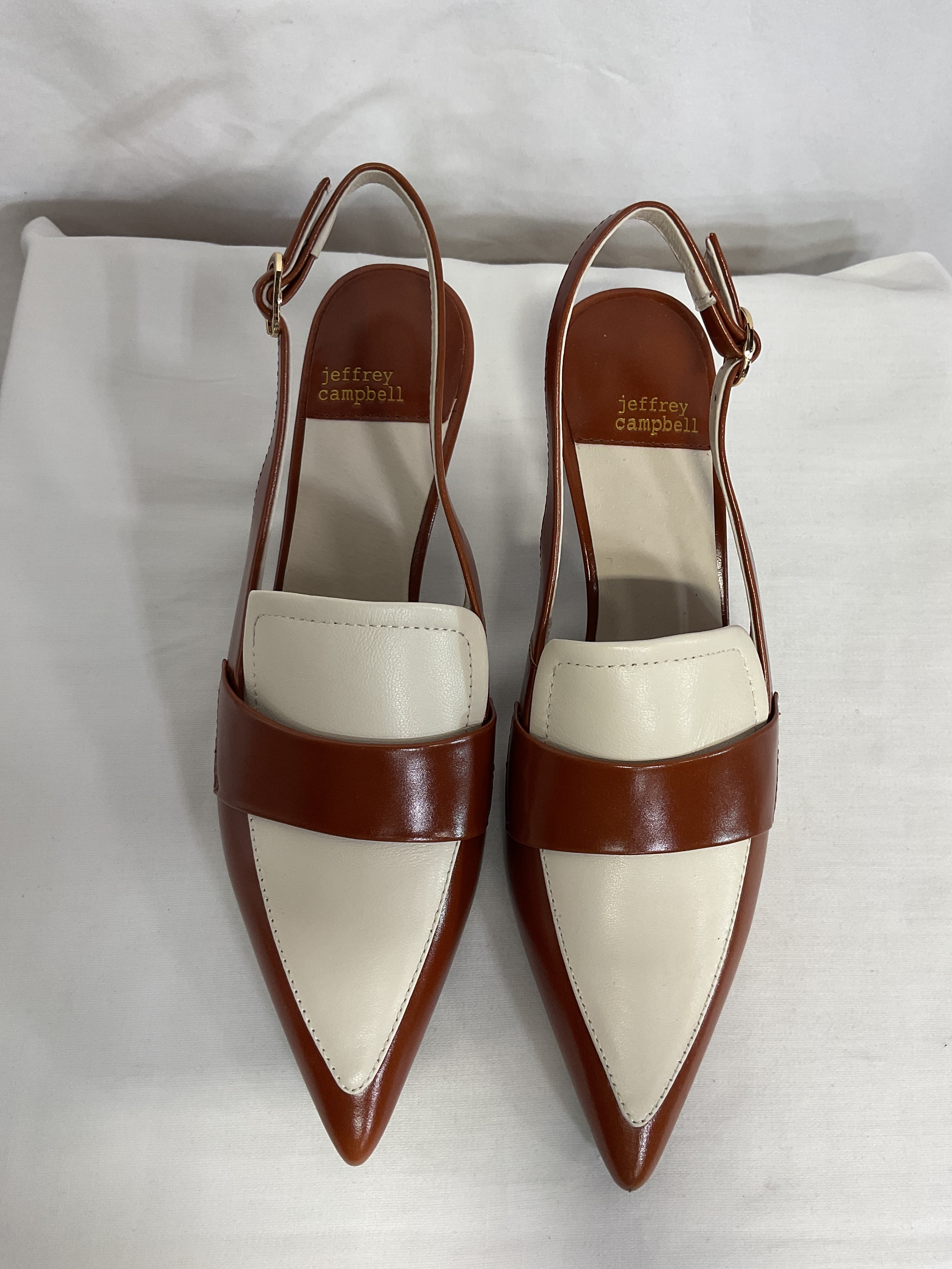 Literature Pointed Toe Pump - Image 2