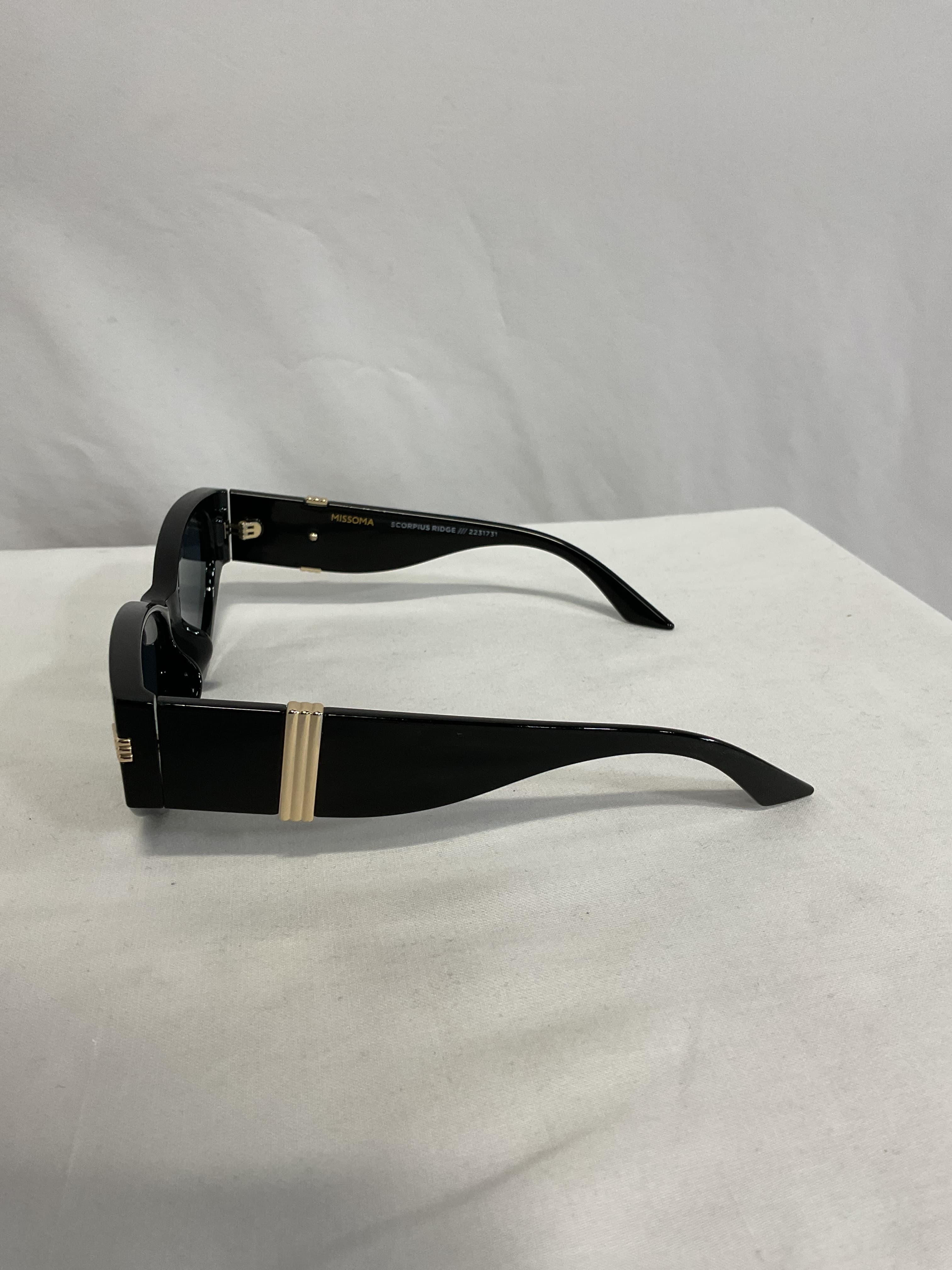 Le Specs Le Specs X Missoma Scorpius Ridge Sunglasses - Image 4