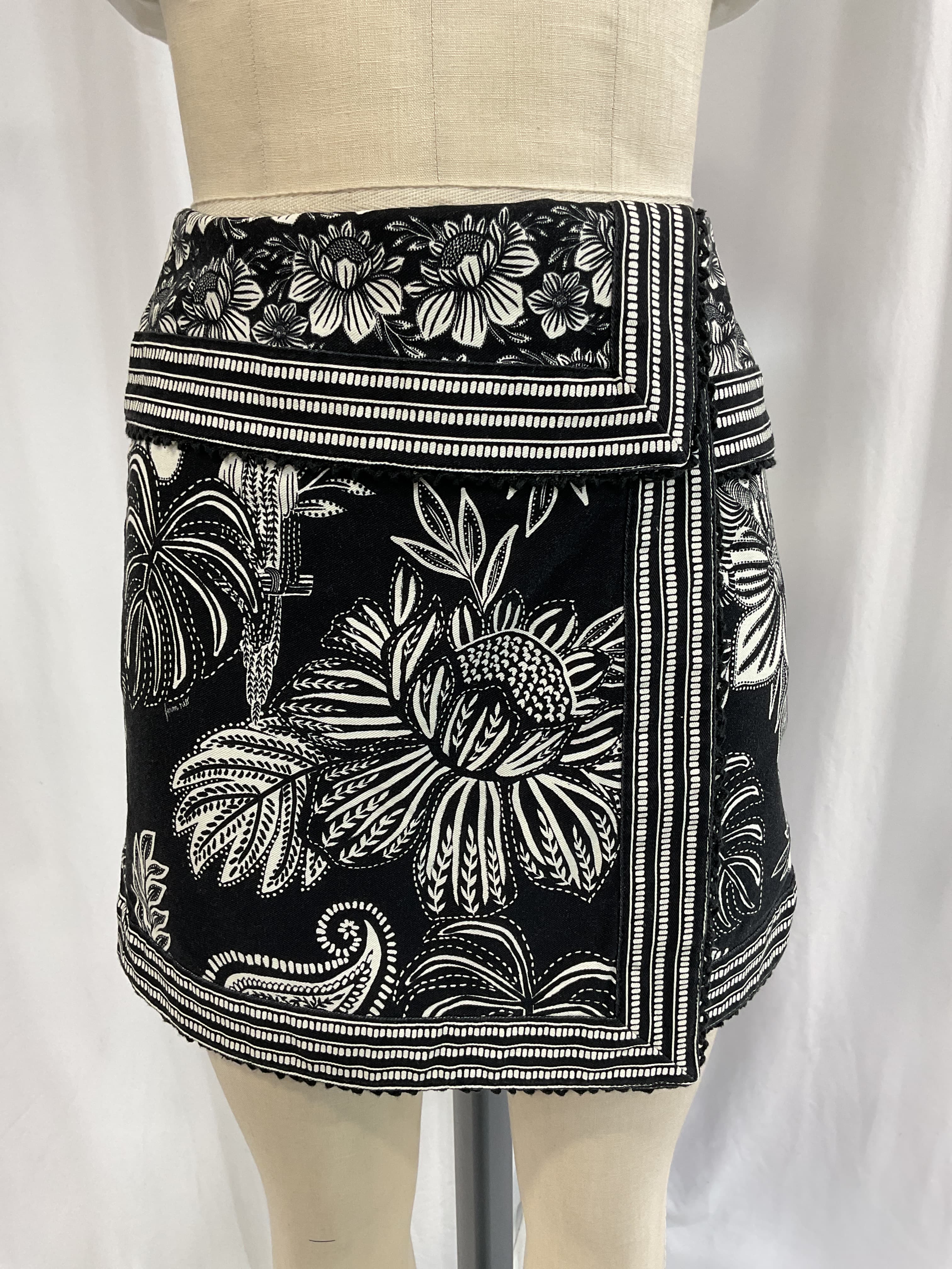 Black Paisley Bloom Mini Skirt - Image 3
