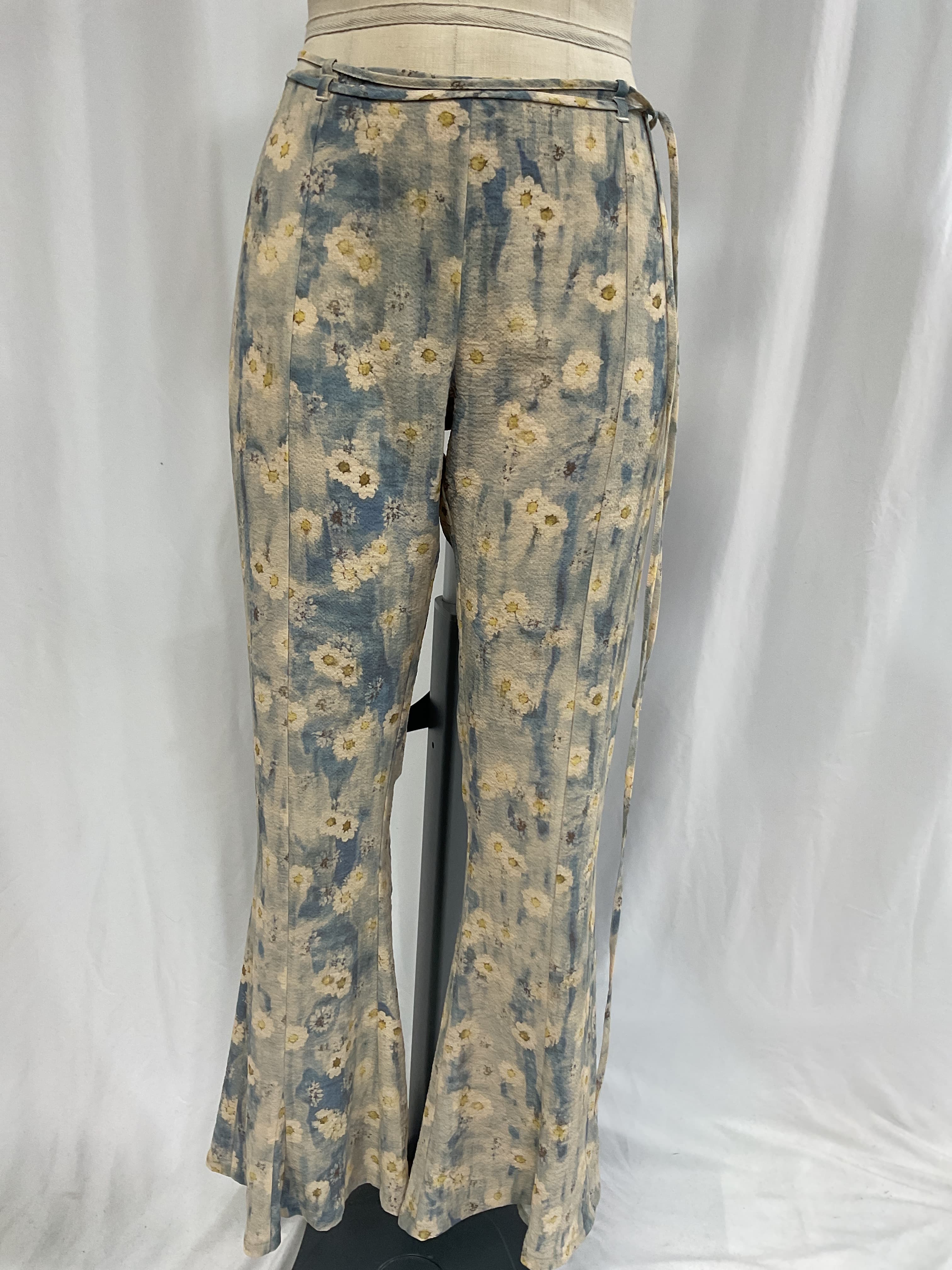 Floral-Print Crepe De Chine Flared Pants - Image 4