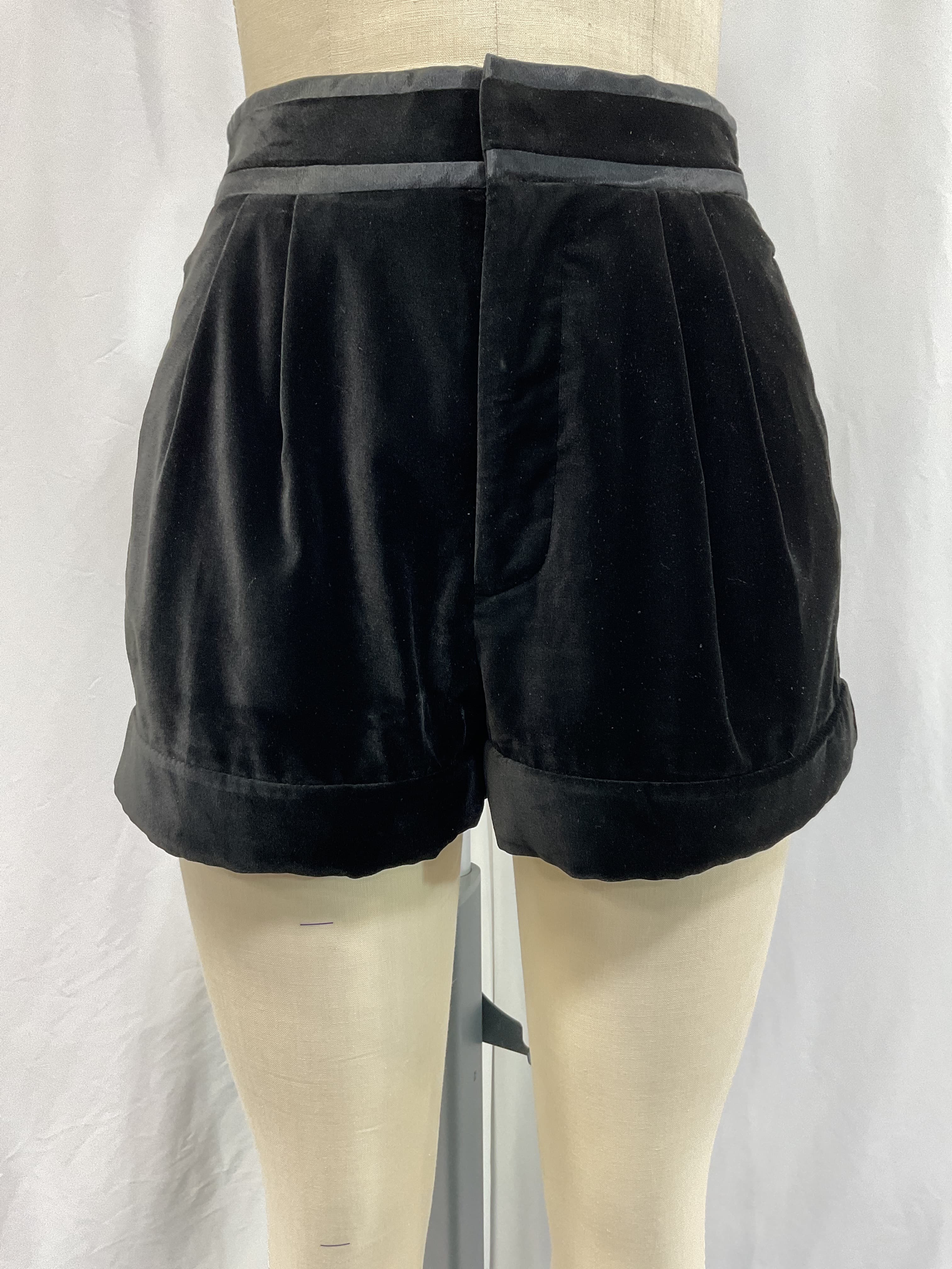 Conry Piped Short In Black - Image 3