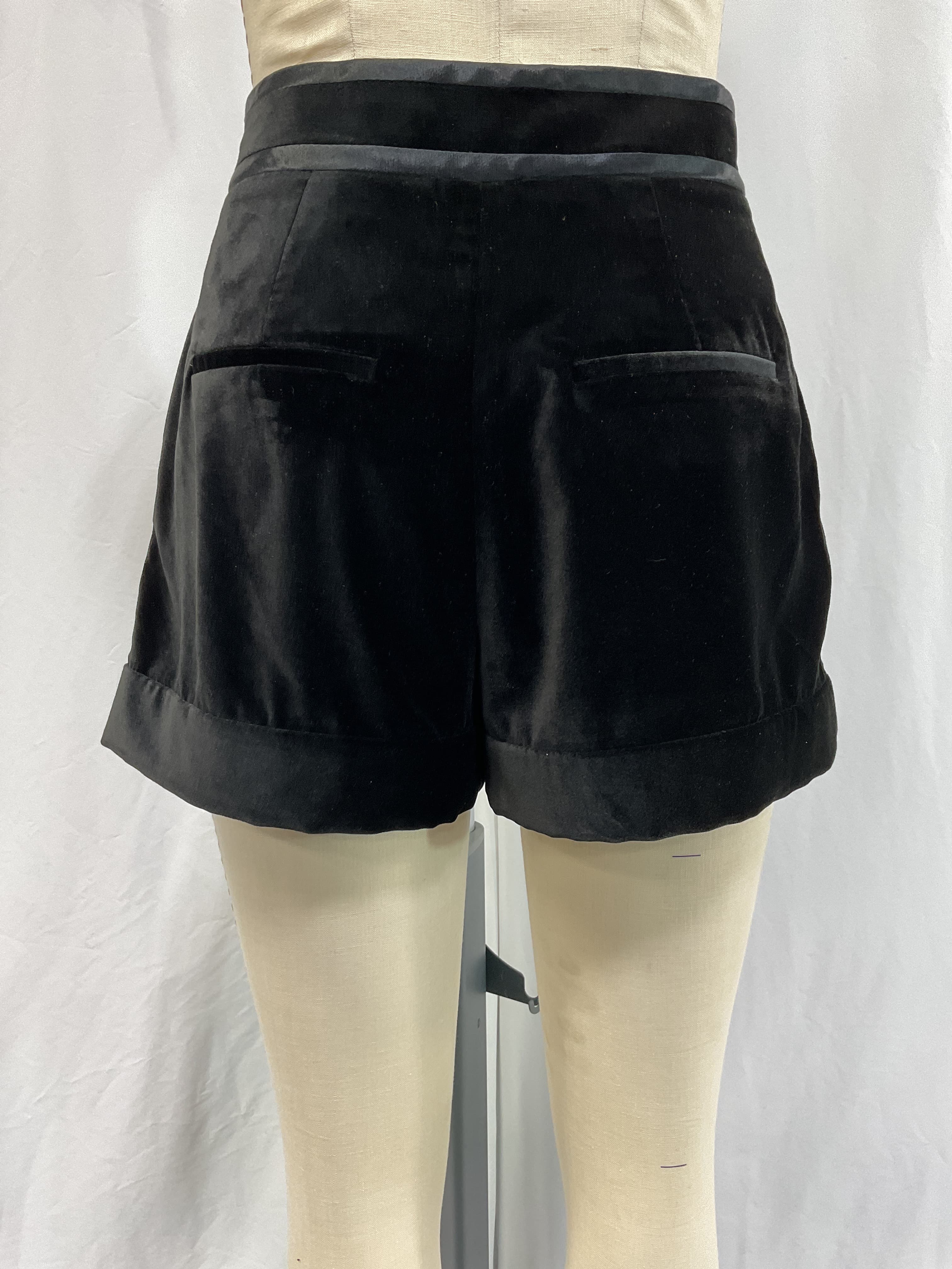 Conry Piped Short In Black - Image 4