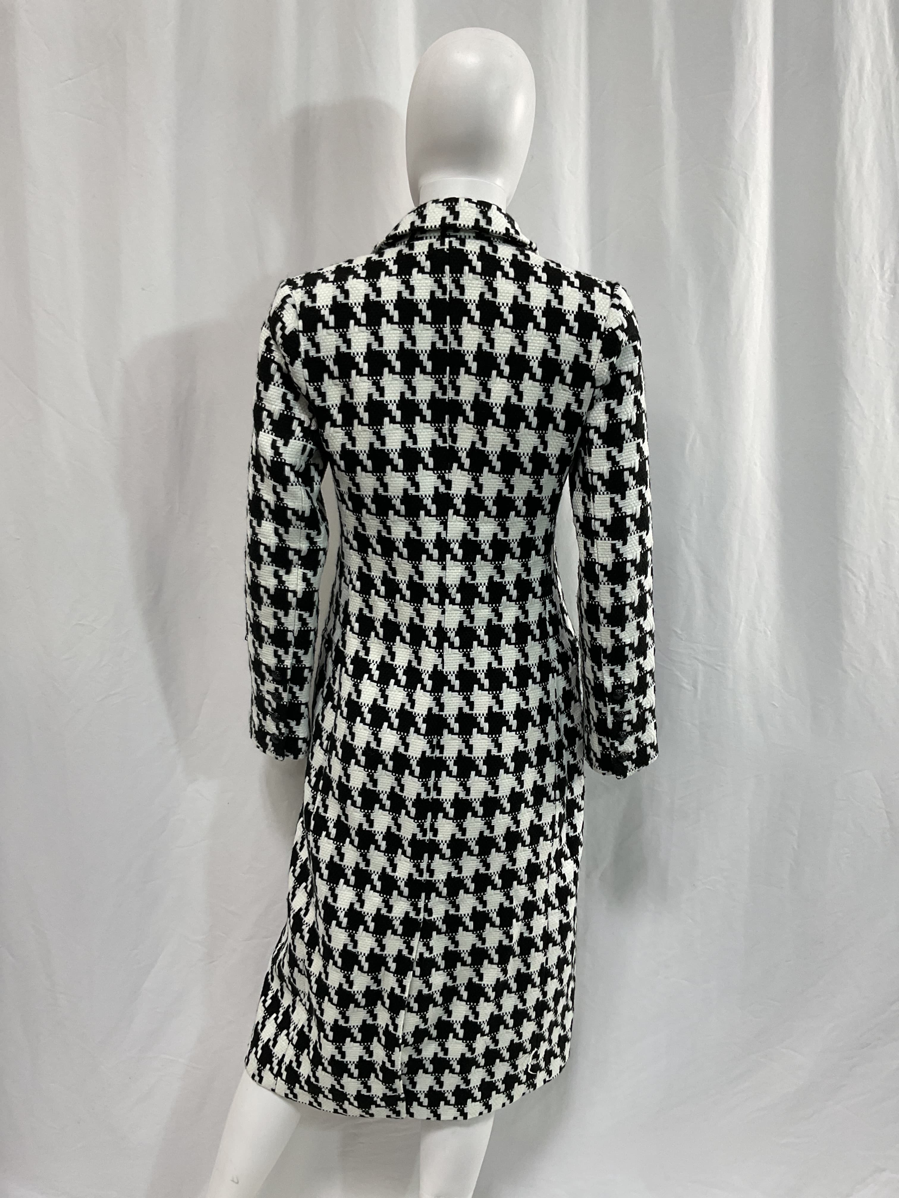 Xander Single Brested Coat In Black & White Houndstooth - Image 2