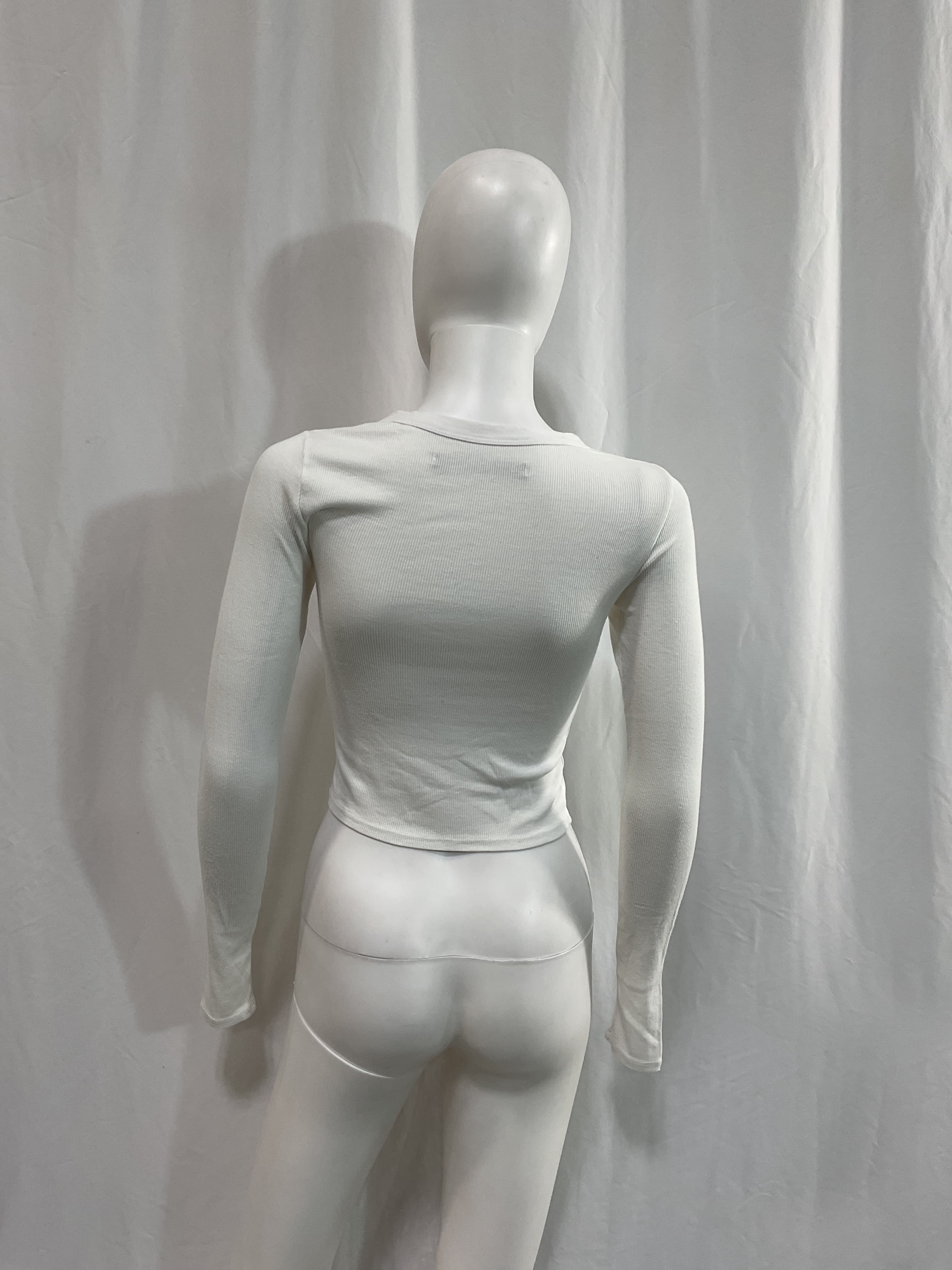 Silk Rib Cropped Long Sleeve Crew Top In White - Image 4