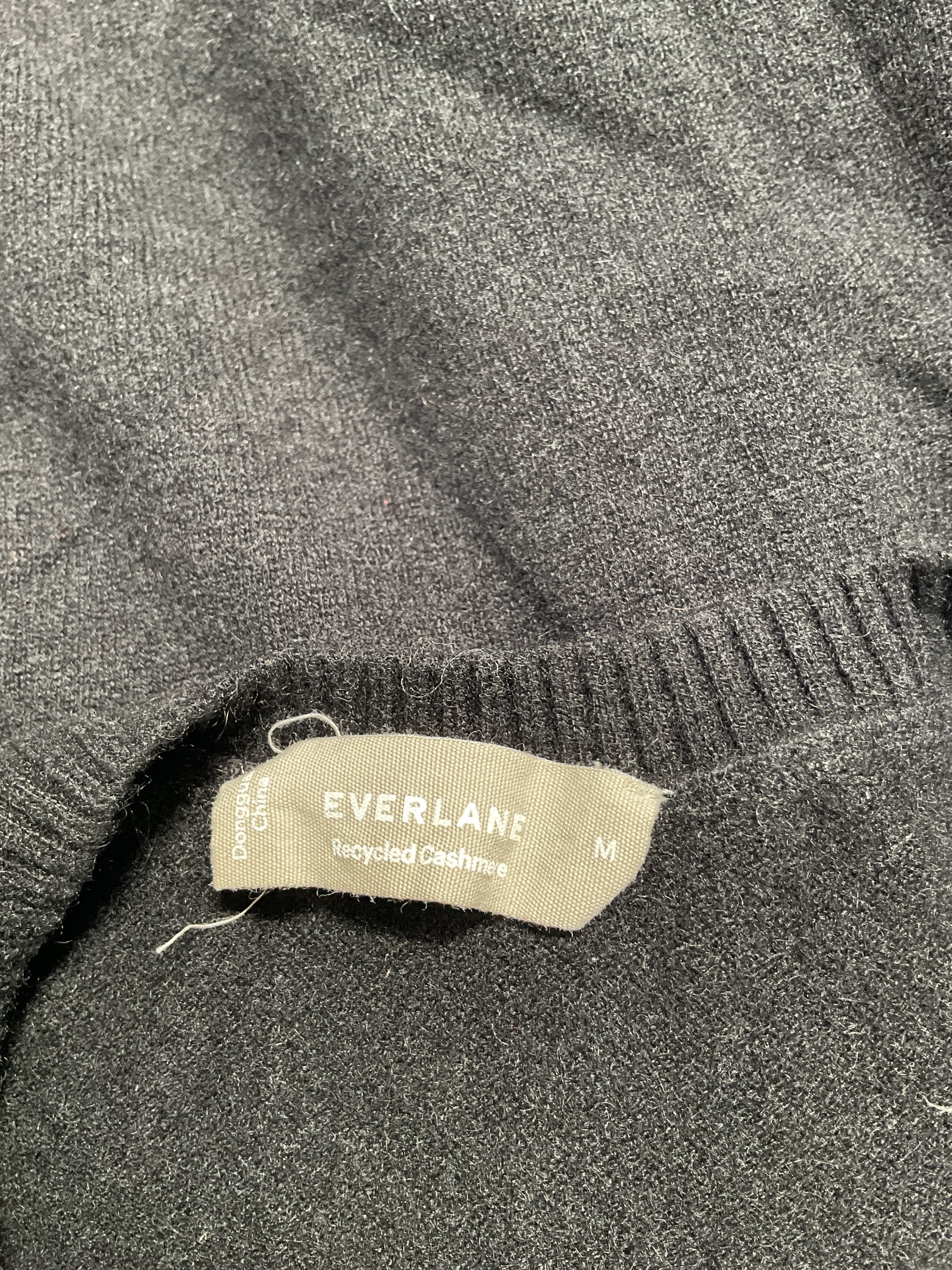 The Cashmere Relaxed V-Neck - Image 4