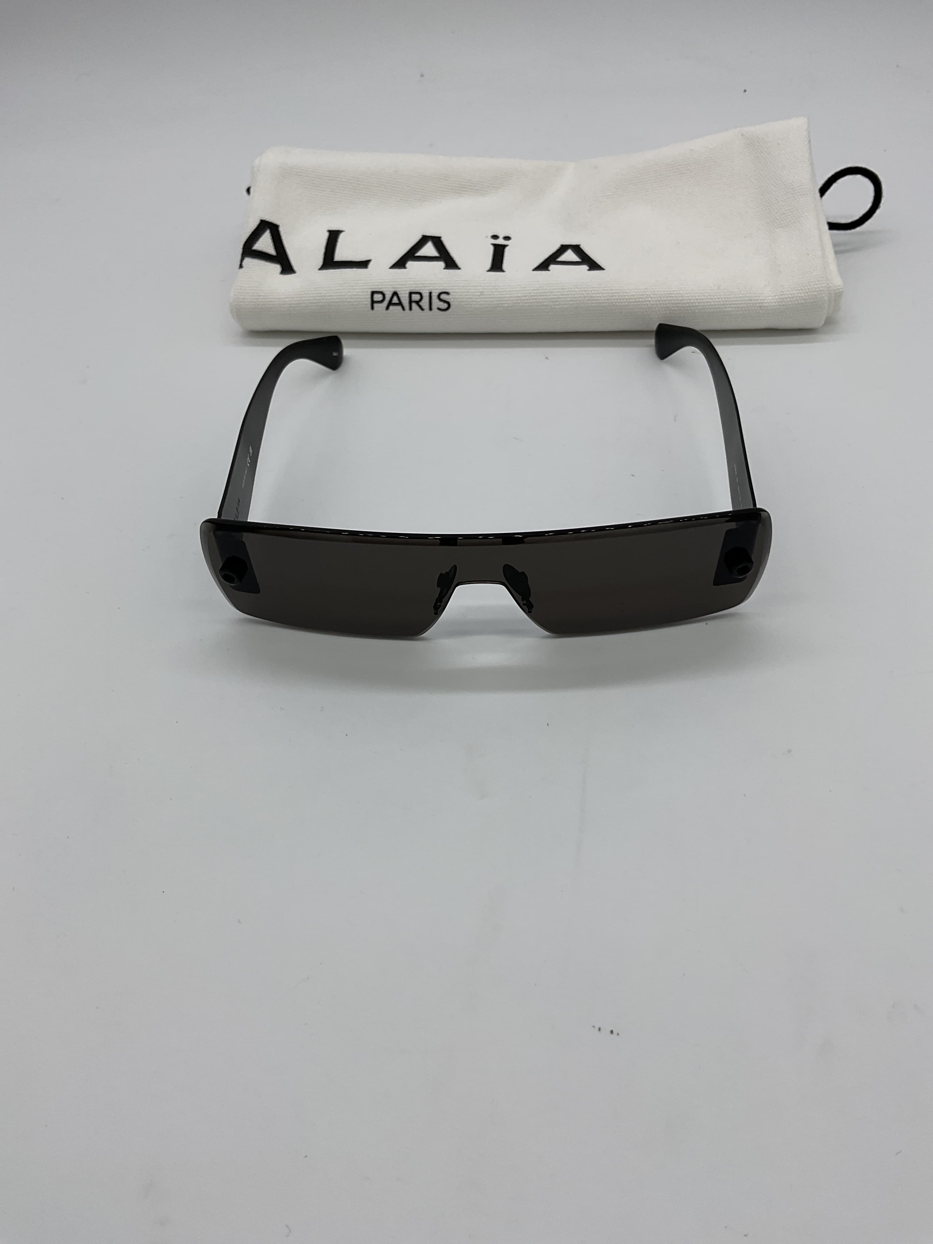 Alaa Lettering Logo Rectangular Sunglasses In Black & Grey - Image 3