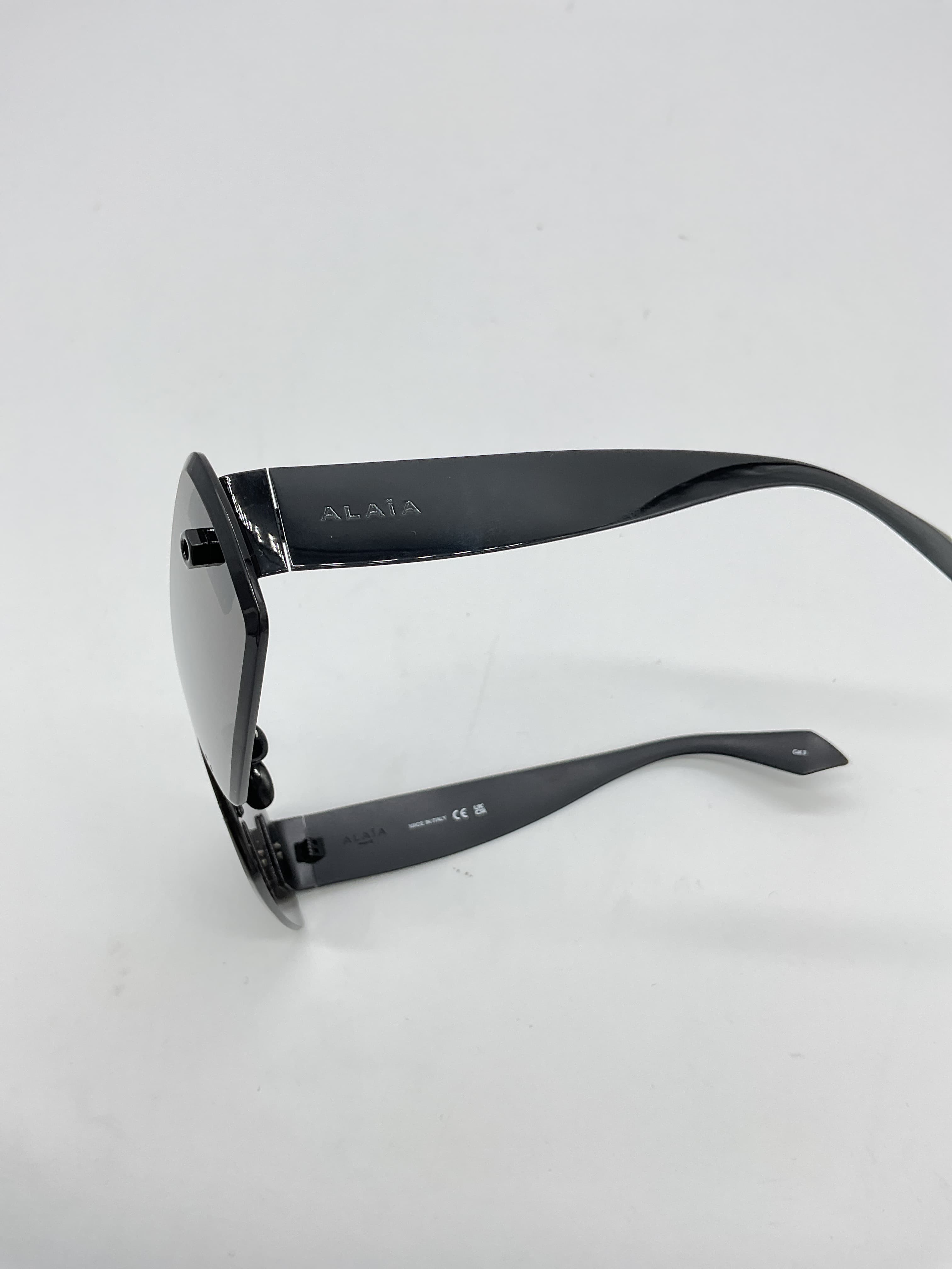 Alaa Lettering Logo Rectangular Sunglasses In Black & Grey - Image 2