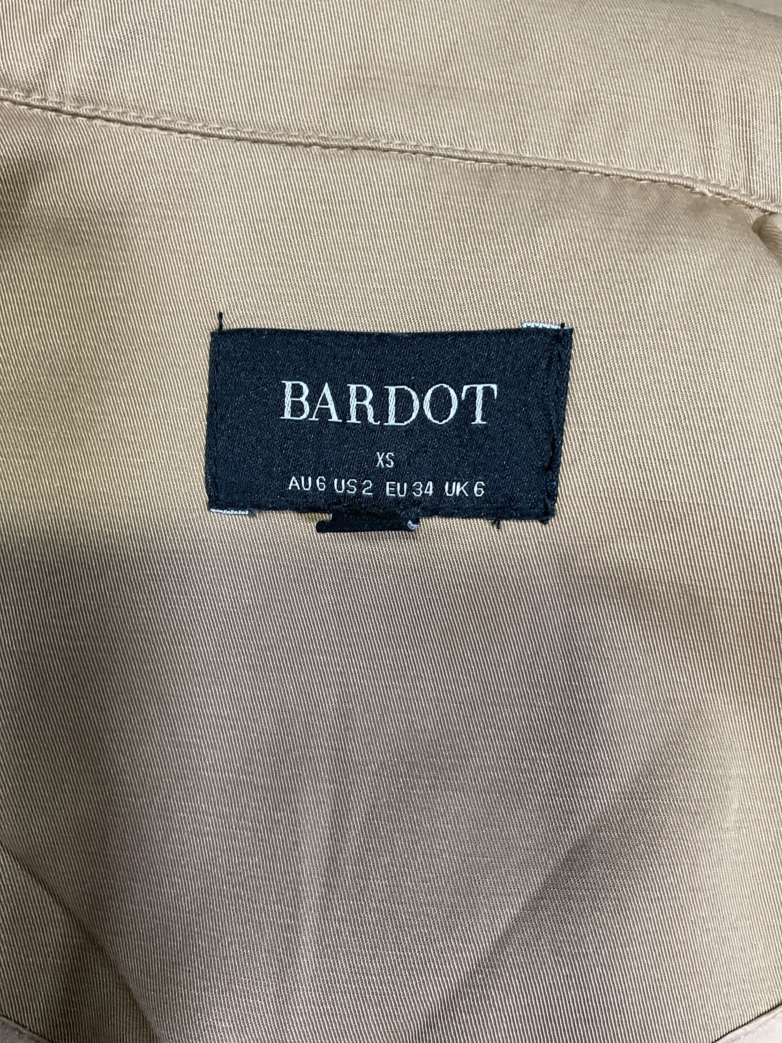 The Classic Trench In Tan - Image 4