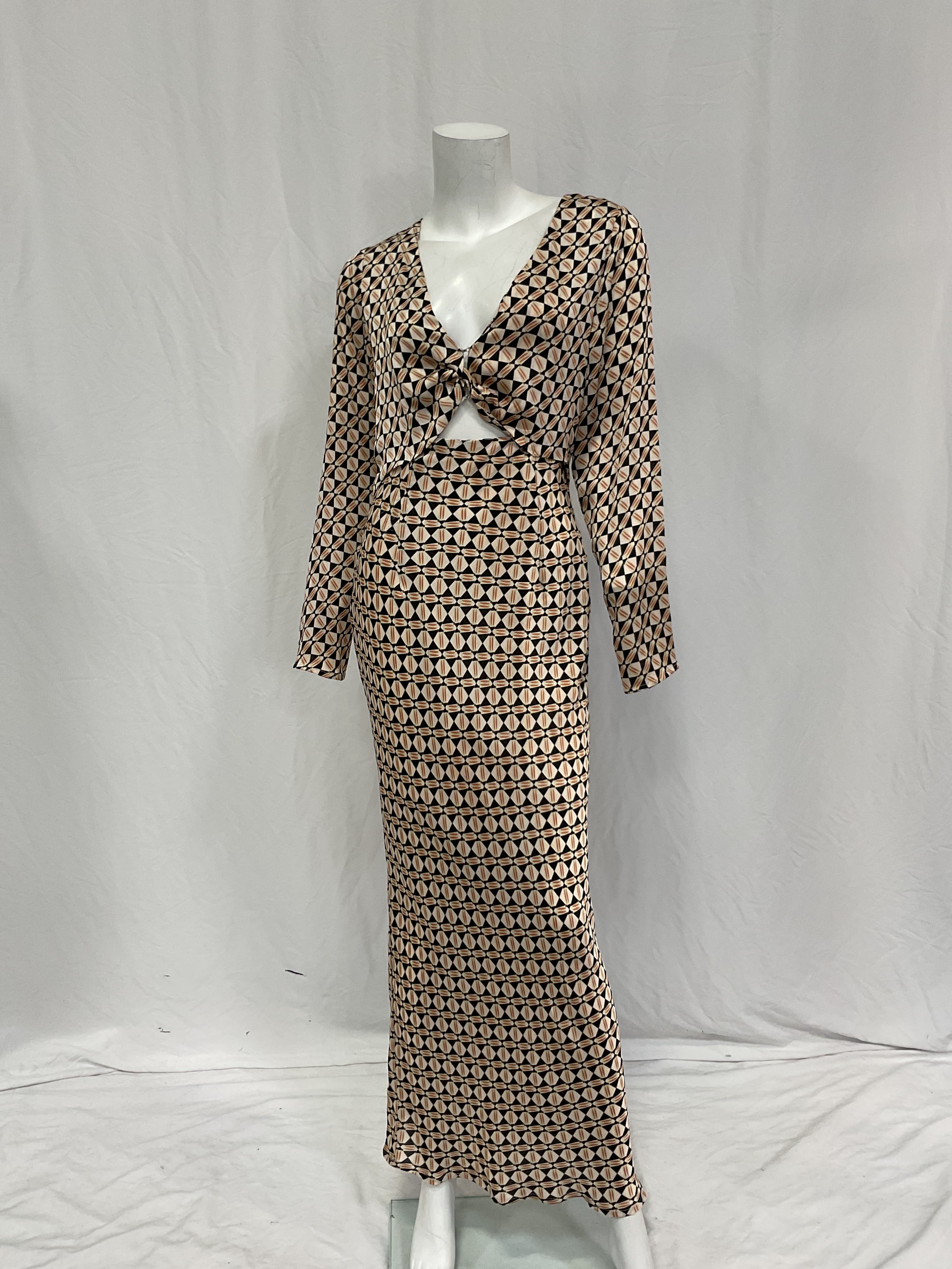 Cece Twist Midi Dress In Geometric - Image 2
