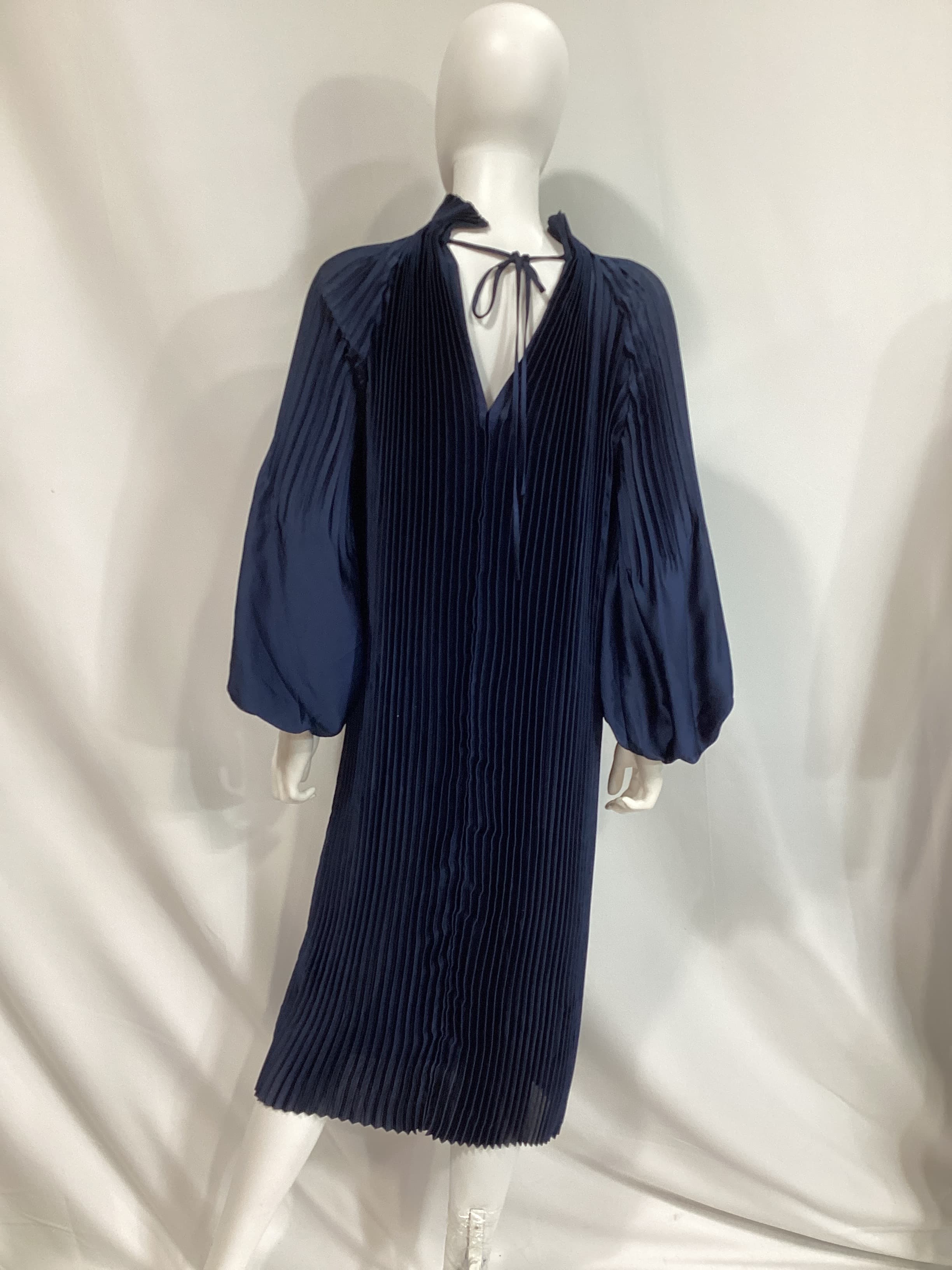 OVERSIZED PLEATED HIGH-NECK MAXI DRESS - Image 3