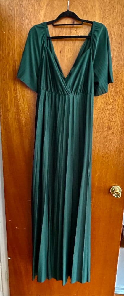 Emerald Pleated Flutter-Sleeve Gown - Image 4