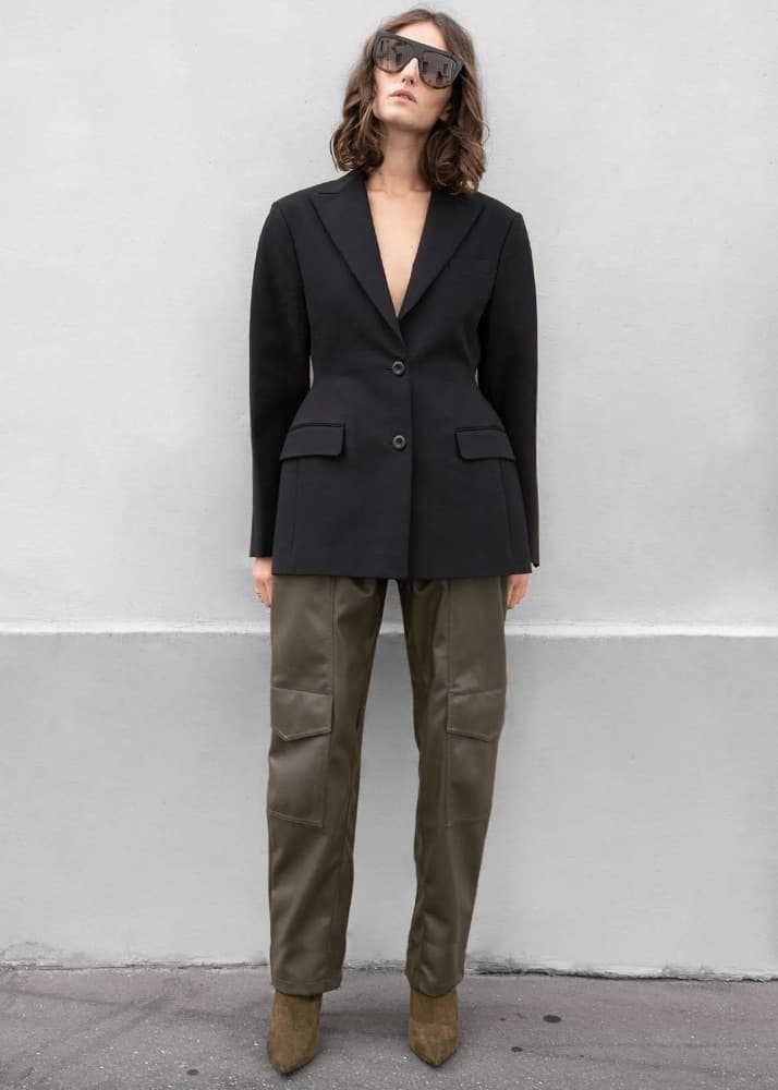 THE FRANKIE SHOP COLETTE HOURGLASS BLAZER IN BLACK - Image 2