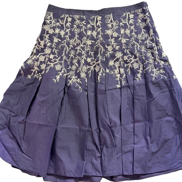 Ann Taylor Skirt with Embroidery Size 8 - Image 1