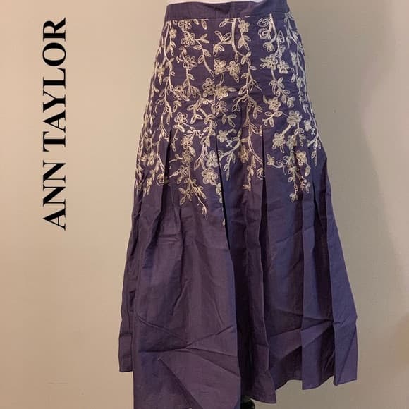 Ann Taylor Skirt with Embroidery Size 8 - Image 2