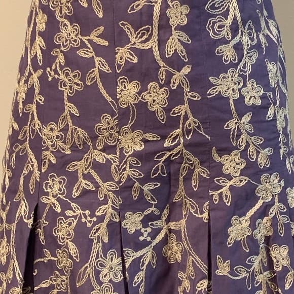 Ann Taylor Skirt with Embroidery Size 8 - Image 3