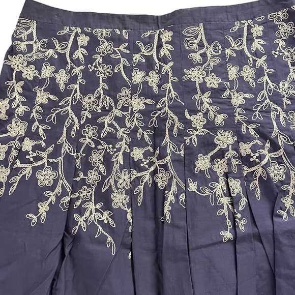 Ann Taylor Skirt with Embroidery Size 8 - Image 4