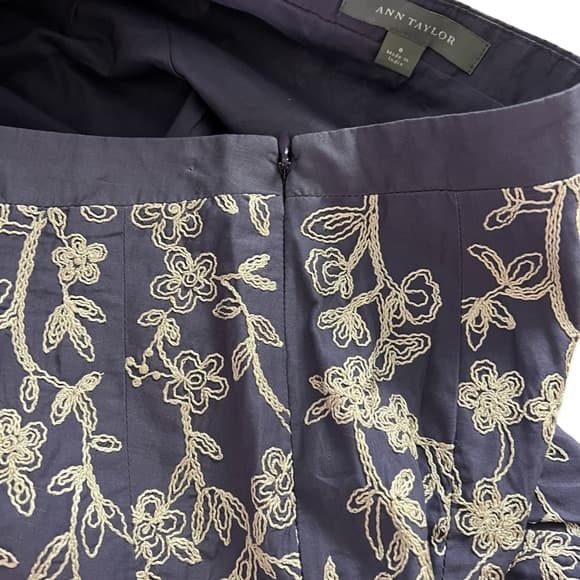 Ann Taylor Skirt with Embroidery Size 8 - Image 5