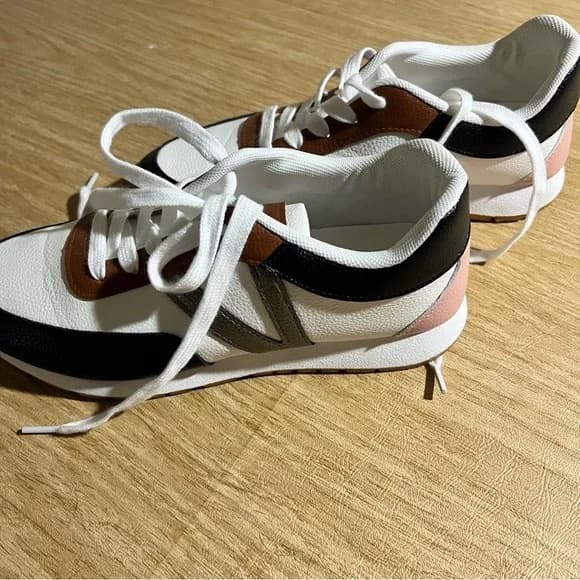 Grace & Lace Women’s Sneakers 8.5 - Image 4