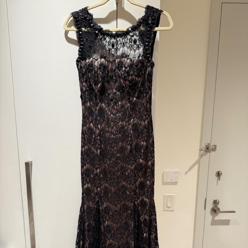 Black lace mermaid gown - Image 5