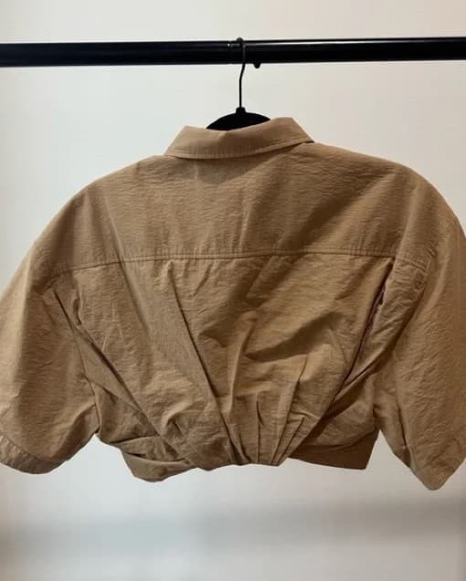 Jacquemus La Montagne Beige Crop Shirt - Image 3