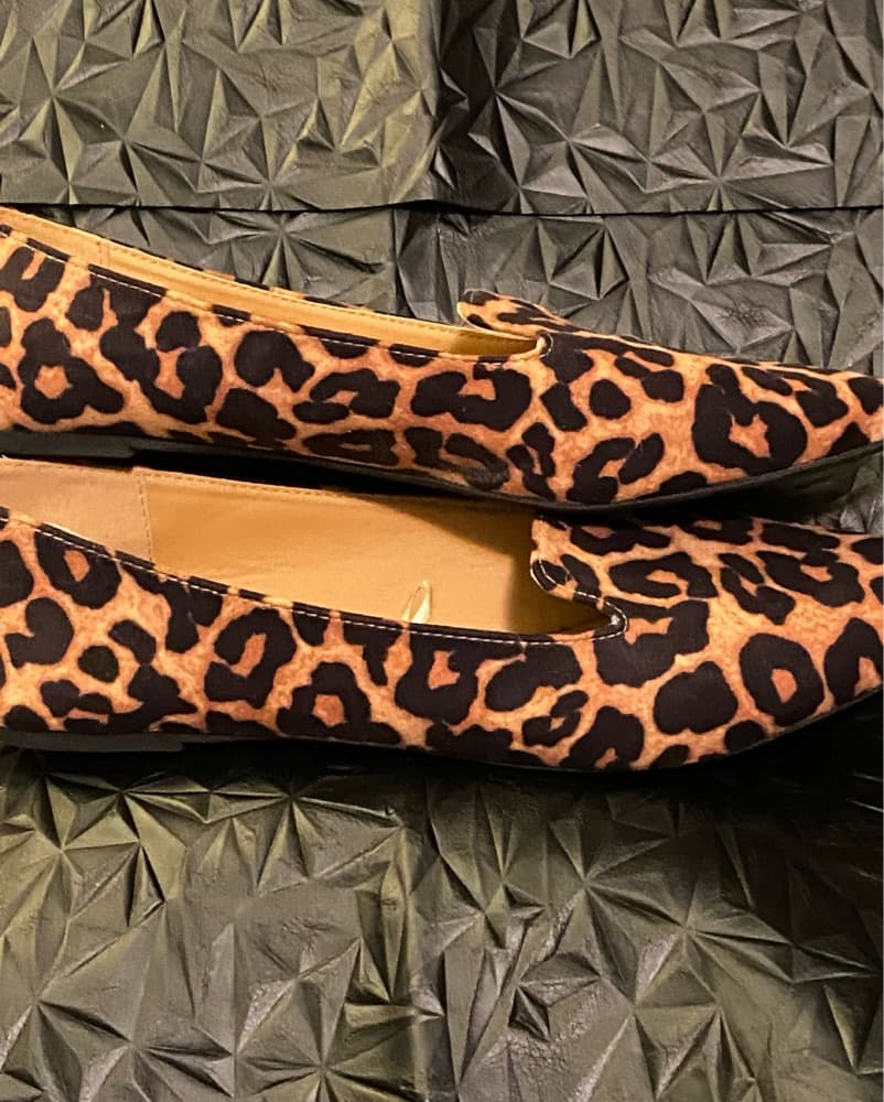 Chic Leopard Print Flats - Image 2