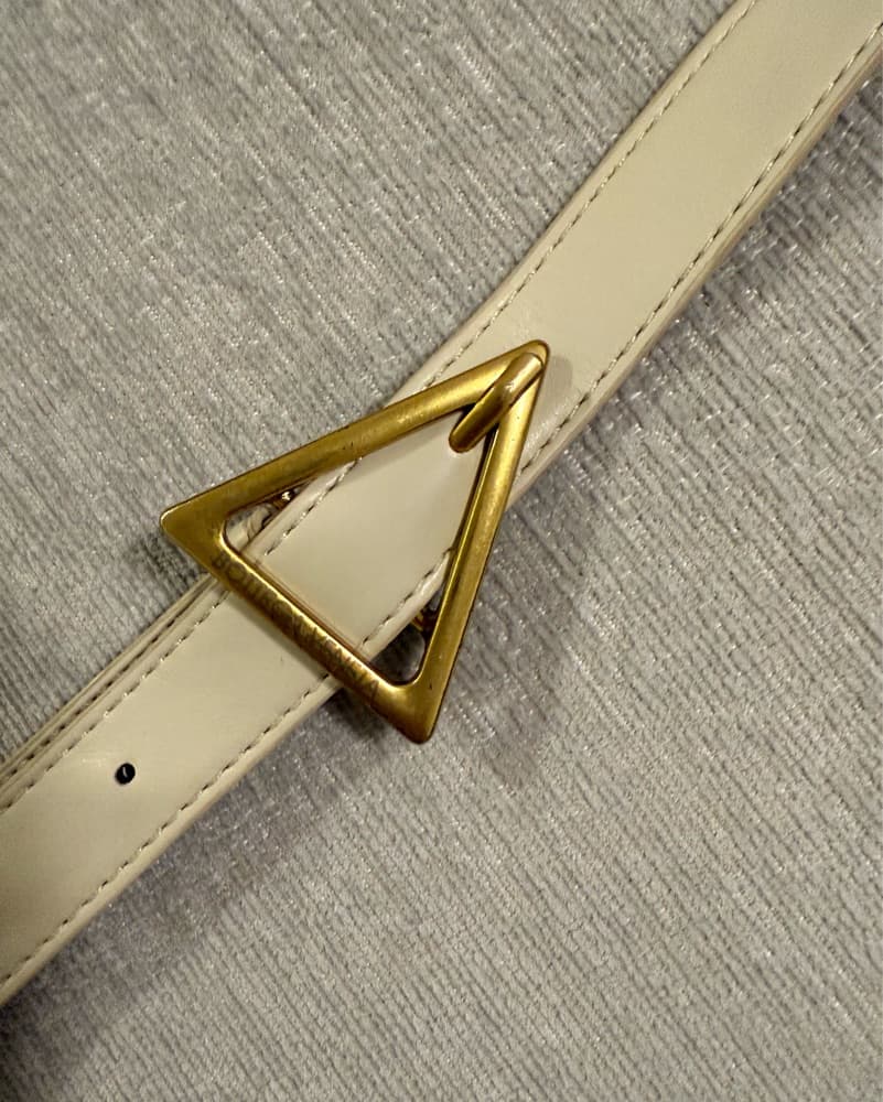 Stylish Beige Leather Crossbody Bag - Image 2