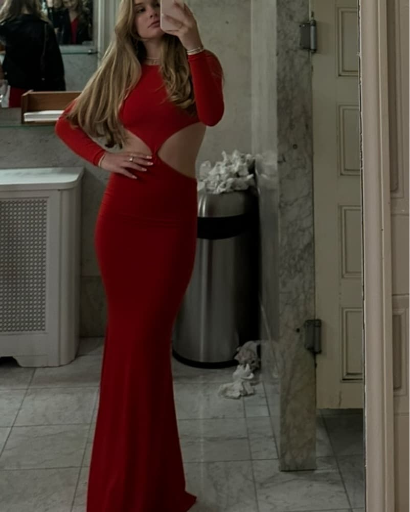 Red Gown RETROFETE - Image 1