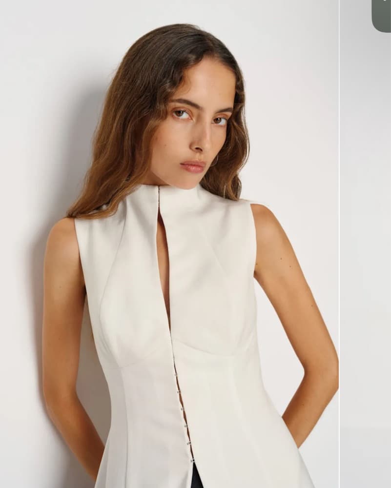 Chic Sleeveless Structured Vest - Image 2