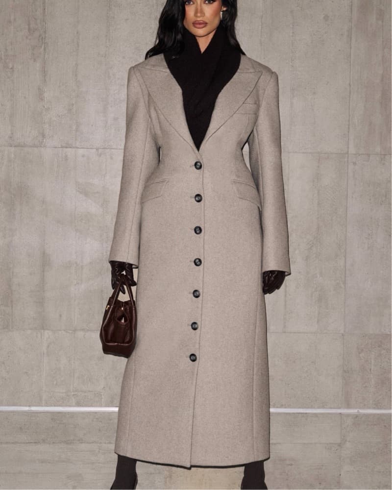 Tailored Gray Wool Coat with Sleek Design - Image 5