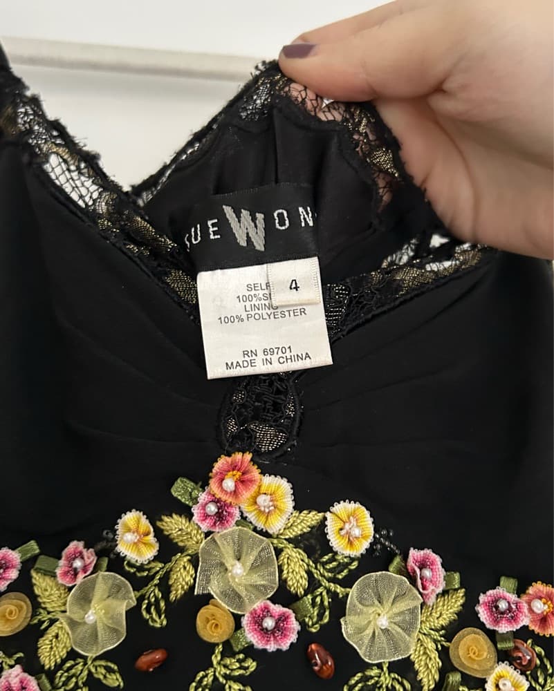 Lace-Trimmed Black Dress With Flowers - Image 5