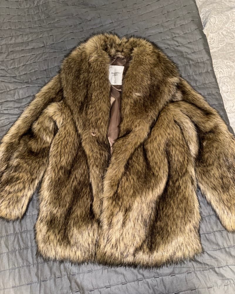 Luxurious Abercrombie Faux Fur Coat - Image 2