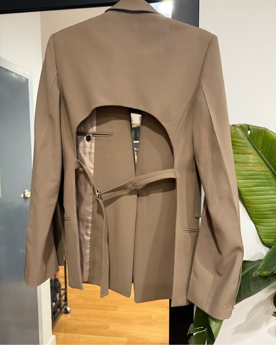 Elegant Beige Coat with Detachable Waist Tie - Image 4