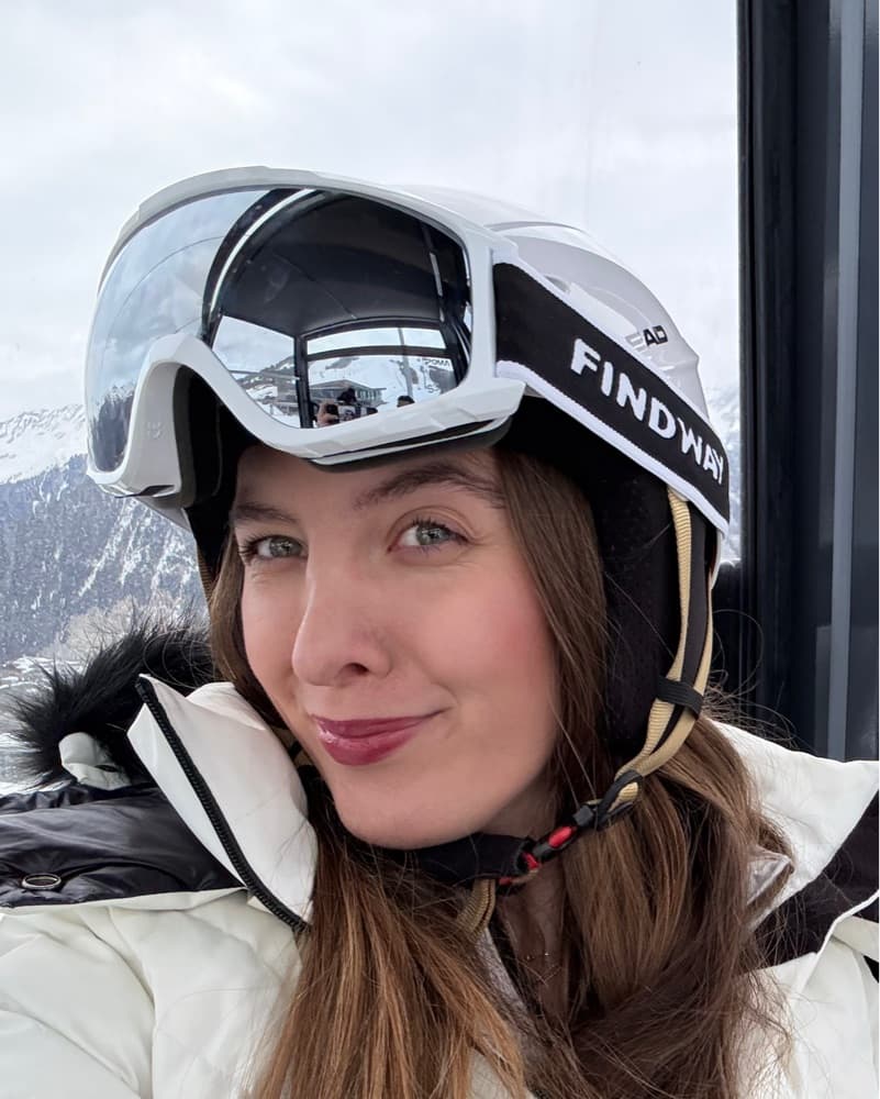 Sleek Ski Goggles with Stunning Views - Image 1